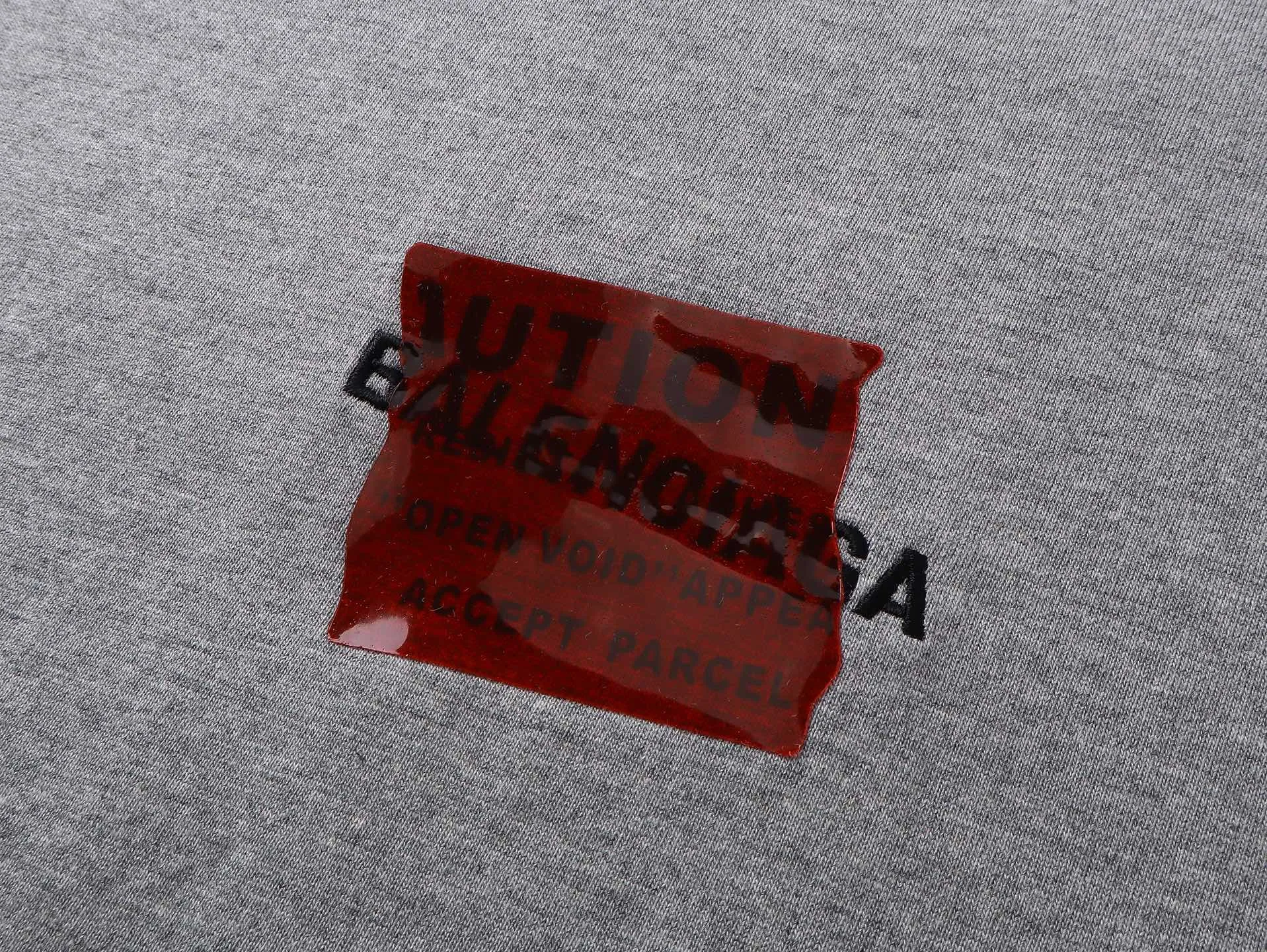 🅿️196 Actual pictures [Top version. Official website quality] BALENCI*GA/Paris #2025 new style front and rear letter LOGO embroidered tape taped short-sleeved T-shirt, full of design. Welcome to compare. The fabric is made of Paris ZP custom-woven and dyed cotton double yarn, weight 260 grams, clean cloth surface. Clear cloth pattern, soft and comfortable. The threads are dyed with no color difference. The classic letter LOGO is embroidered with imported Tajima embroidery machine. The tape is stamped with imported transparent glue. The effect is three-dimensional. Restore the brick cabinet, adopt the OS loose shoulder version. Same style for men and women. Code: BL253662 Color: black, sky blue, white, floral gray Size: XS S M L