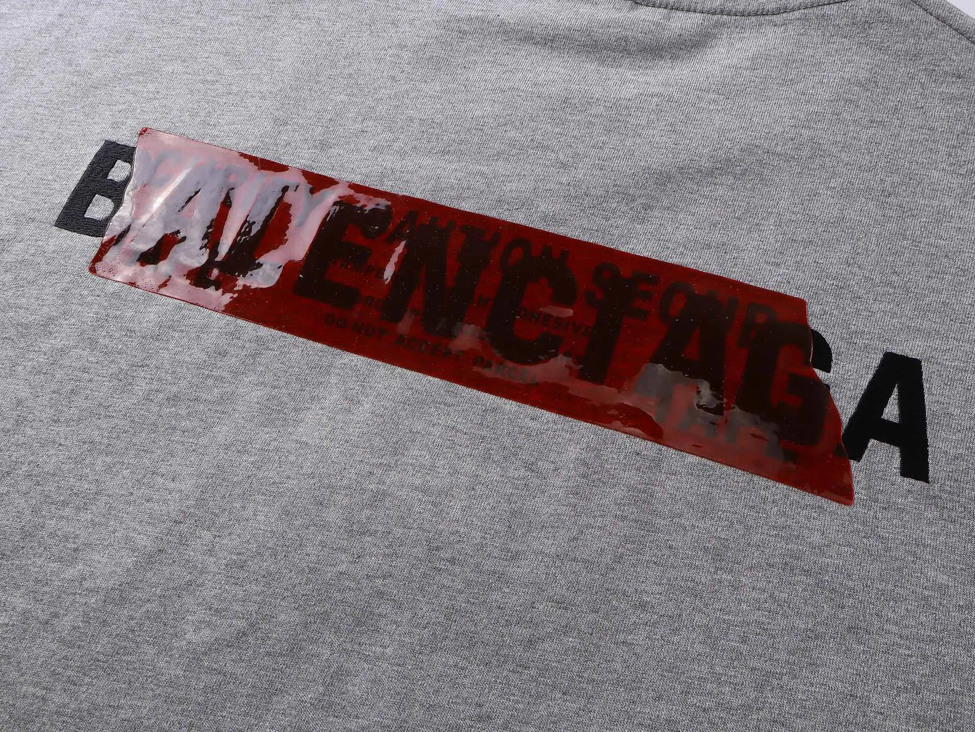 🅿️196 Actual pictures [Top version. Official website quality] BALENCI*GA/Paris #2025 new style front and rear letter LOGO embroidered tape taped short-sleeved T-shirt, full of design. Welcome to compare. The fabric is made of Paris ZP custom-woven and dyed cotton double yarn, weight 260 grams, clean cloth surface. Clear cloth pattern, soft and comfortable. The threads are dyed with no color difference. The classic letter LOGO is embroidered with imported Tajima embroidery machine. The tape is stamped with imported transparent glue. The effect is three-dimensional. Restore the brick cabinet, adopt the OS loose shoulder version. Same style for men and women. Code: BL253662 Color: black, sky blue, white, floral gray Size: XS S M L