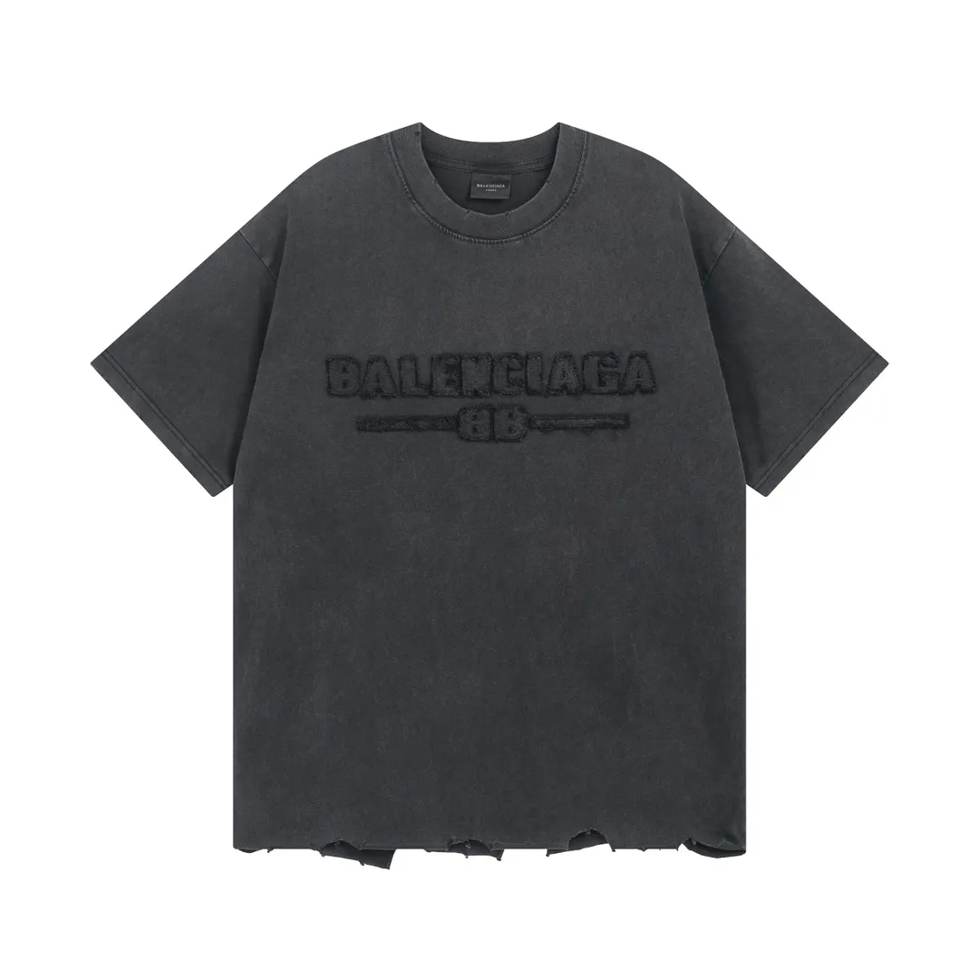 🅿️200 Actual pictures [Top version. Official website quality] BALENCI*GA/Paris #2025 new style letter LOGO chest patch embroidery, washed and worn hem, hand-polished short-sleeved T-shirt. Welcome to compare. The fabric is made of Paris ZP custom-woven and dyed cotton double yarn, with a weight of 260 grams. The cloth surface is clean. The cloth pattern is clear, soft and comfortable. The threads are dyed with no color difference. The classic letter LOGO is embroidered with imported Tajima embroidery machine. The effect is three-dimensional. Restore the brick cabinet, adopt OS loose shoulder style. Same style for men and women. Coding: BL253651 Color: washed black, white Size: XS S M L