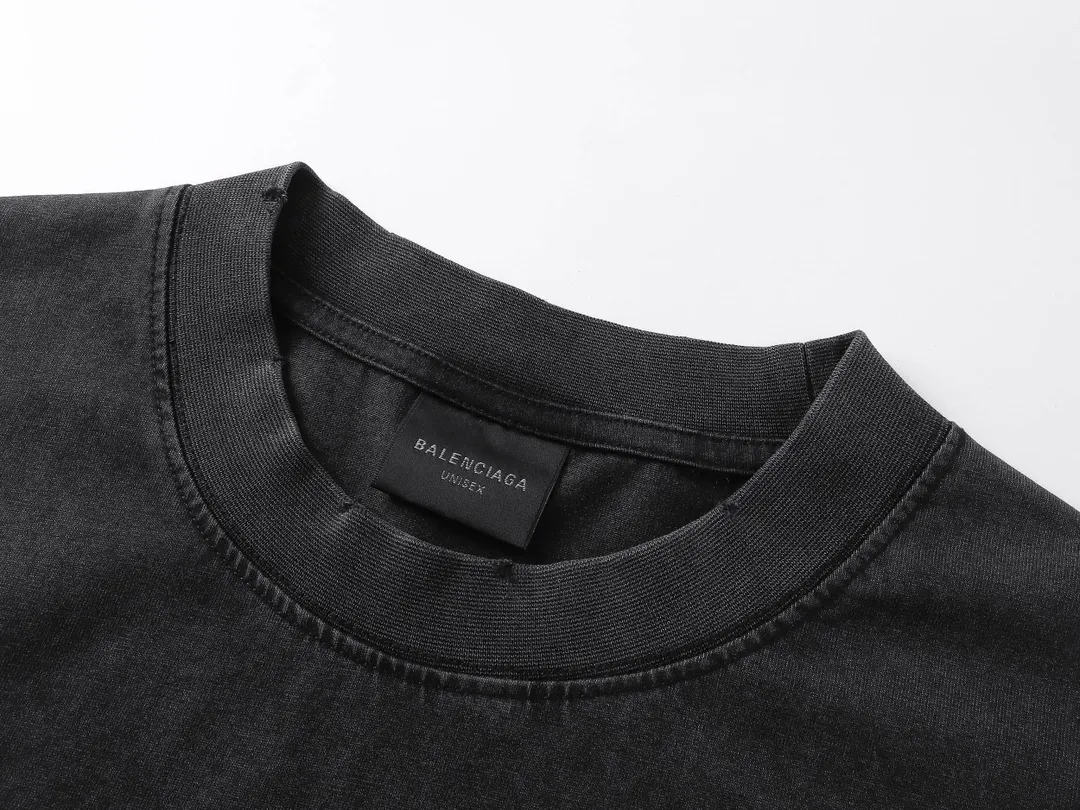 🅿️200 Actual pictures [Top version. Official website quality] BALENCI*GA/Paris #2025 new style letter LOGO chest patch embroidery, washed and worn hem, hand-polished short-sleeved T-shirt. Welcome to compare. The fabric is made of Paris ZP custom-woven and dyed cotton double yarn, with a weight of 260 grams. The cloth surface is clean. The cloth pattern is clear, soft and comfortable. The threads are dyed with no color difference. The classic letter LOGO is embroidered with imported Tajima embroidery machine. The effect is three-dimensional. Restore the brick cabinet, adopt OS loose shoulder style. Same style for men and women. Coding: BL253651 Color: washed black, white Size: XS S M L