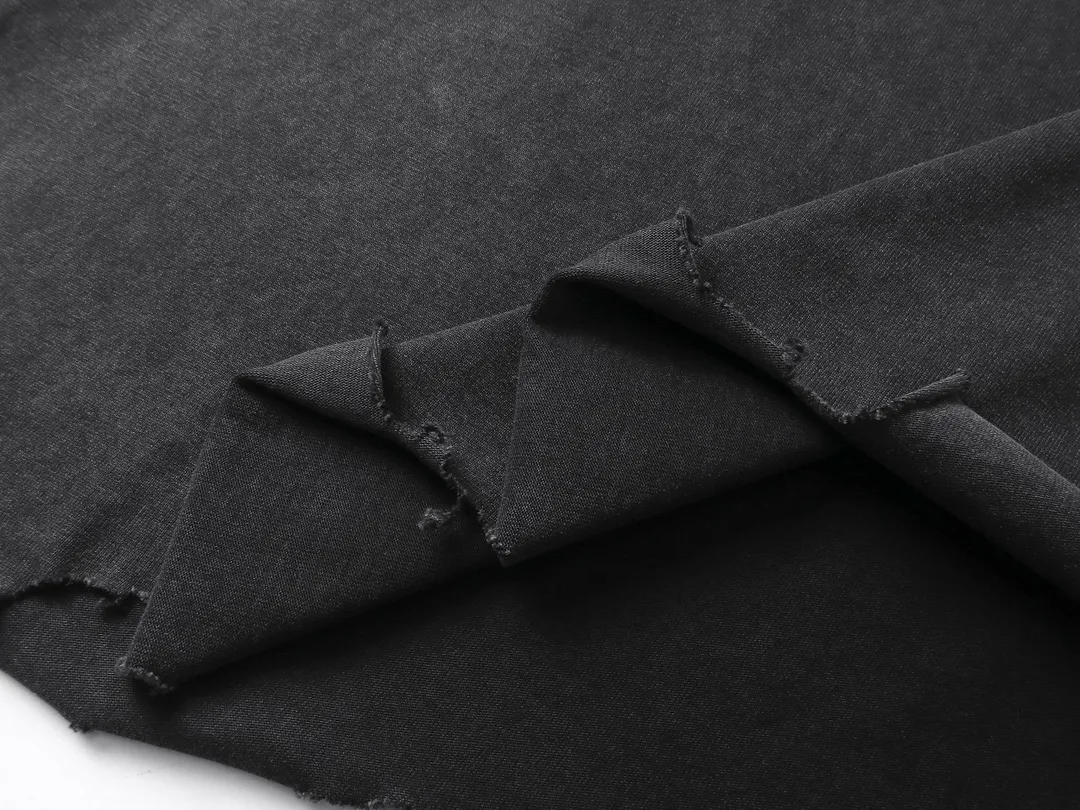 🅿️200 Actual pictures [Top version. Official website quality] BALENCI*GA/Paris #2025 new style letter LOGO chest patch embroidery, washed and worn hem, hand-polished short-sleeved T-shirt. Welcome to compare. The fabric is made of Paris ZP custom-woven and dyed cotton double yarn, with a weight of 260 grams. The cloth surface is clean. The cloth pattern is clear, soft and comfortable. The threads are dyed with no color difference. The classic letter LOGO is embroidered with imported Tajima embroidery machine. The effect is three-dimensional. Restore the brick cabinet, adopt OS loose shoulder style. Same style for men and women. Coding: BL253651 Color: washed black, white Size: XS S M L