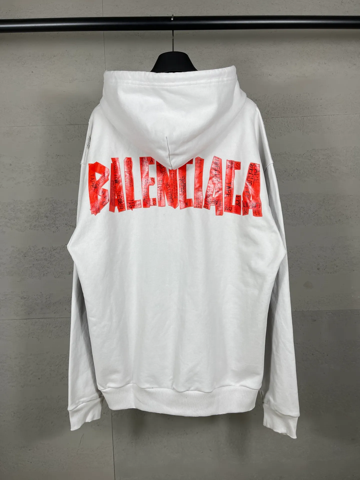 🅿️370 Detailed picture [Top version. Official website quality] BALENCI*GA/Paris. 25ss latest model. Masking tape, pulping, printing, washed, fried, distressed, cardigan zipper hooded sweatshirt. The brick cabinets are synchronized. The fabric is made of Paris ZP custom-woven and dyed cotton sweatshirt. Weighing 460 grams, the cloth surface is clean. The cloth pattern is clear, soft and comfortable, and the threads are dyed with no color difference. The classic pattern is printed with environmentally friendly imported materials, and the tape pattern is glued. The letters are clear and the effect is three-dimensional. Restored brick cabinets. Different market currencies, welcome to compare. The version adopts OS loose shoulder design. The same style for men and women. Code: BL259902 Color: black, off-white Size: XS S M L
