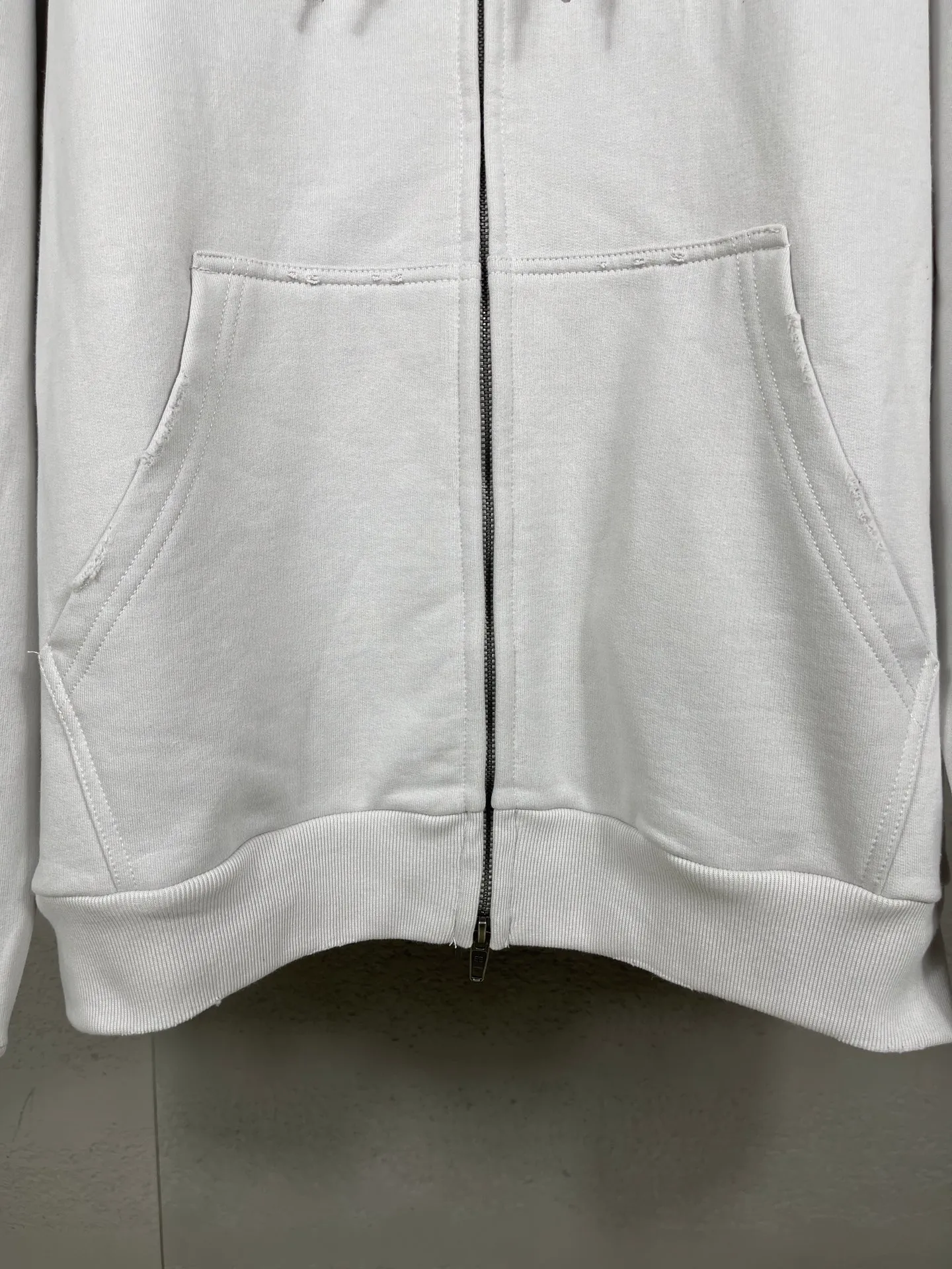 🅿️370 Detailed picture [Top version. Official website quality] BALENCI*GA/Paris. 25ss latest model. Masking tape, pulping, printing, washed, fried, distressed, cardigan zipper hooded sweatshirt. The brick cabinets are synchronized. The fabric is made of Paris ZP custom-woven and dyed cotton sweatshirt. Weighing 460 grams, the cloth surface is clean. The cloth pattern is clear, soft and comfortable, and the threads are dyed with no color difference. The classic pattern is printed with environmentally friendly imported materials, and the tape pattern is glued. The letters are clear and the effect is three-dimensional. Restored brick cabinets. Different market currencies, welcome to compare. The version adopts OS loose shoulder design. The same style for men and women. Code: BL259902 Color: black, off-white Size: XS S M L