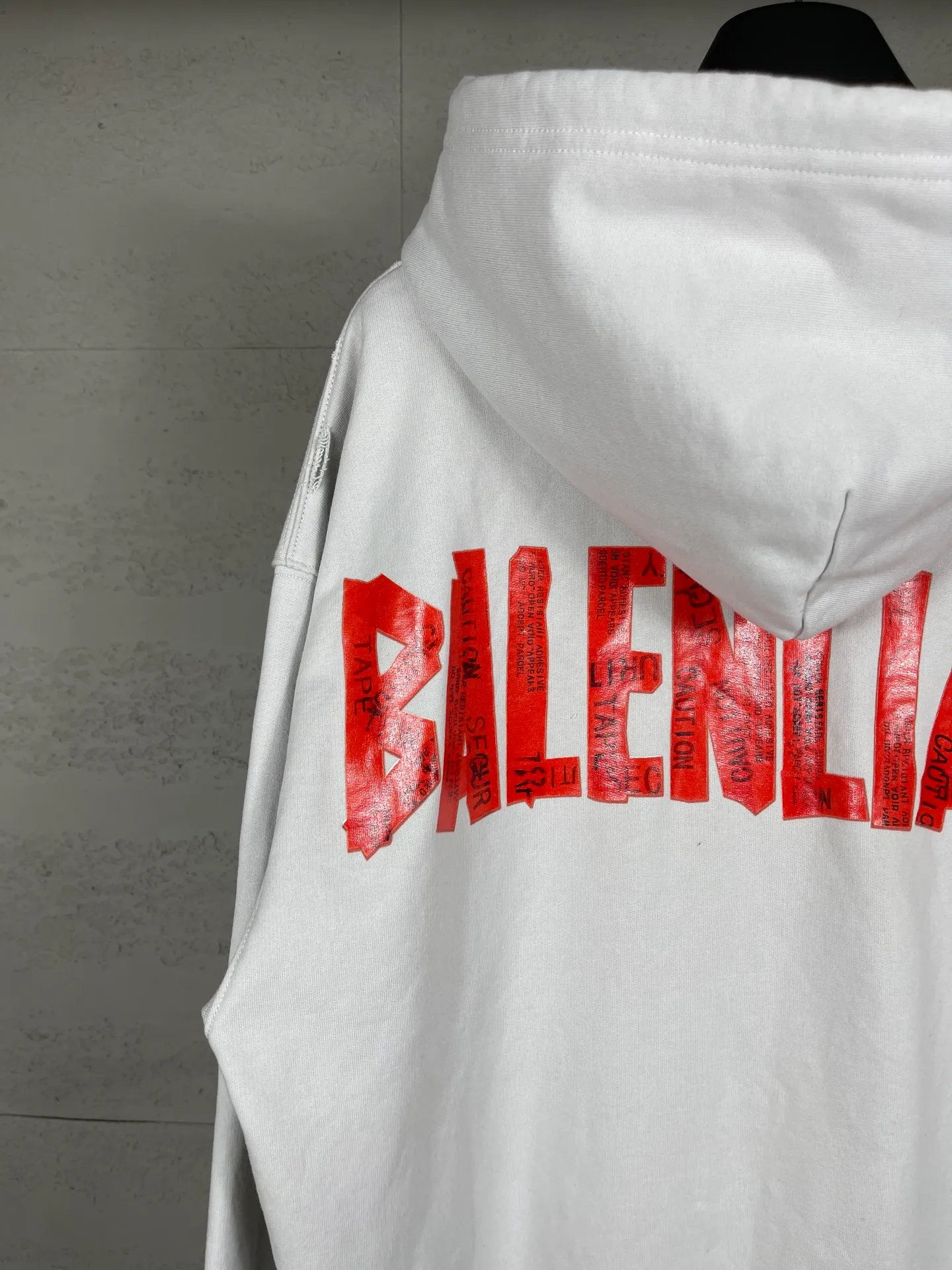 🅿️370 Detailed picture [Top version. Official website quality] BALENCI*GA/Paris. 25ss latest model. Masking tape, pulping, printing, washed, fried, distressed, cardigan zipper hooded sweatshirt. The brick cabinets are synchronized. The fabric is made of Paris ZP custom-woven and dyed cotton sweatshirt. Weighing 460 grams, the cloth surface is clean. The cloth pattern is clear, soft and comfortable, and the threads are dyed with no color difference. The classic pattern is printed with environmentally friendly imported materials, and the tape pattern is glued. The letters are clear and the effect is three-dimensional. Restored brick cabinets. Different market currencies, welcome to compare. The version adopts OS loose shoulder design. The same style for men and women. Code: BL259902 Color: black, off-white Size: XS S M L