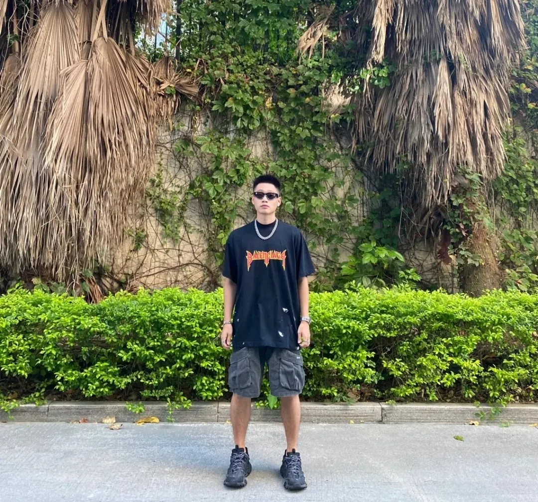 ♻️💯Reference model picture for the upper body❤️The top tested version BALENCIAGA Balenciaga lightning flame burst pattern graffiti Xiao Yang's same style pure cotton short-sleeved T-shirt for male and female couple stars. The front printing has a rubber bursting effect. It uses imported transparent slurry to scrape the bottom to make the printing cracks feel even. You don’t have to worry about it falling off, as long as it’s not violently machine washed (it’s no problem at all to wash and dry it). The hem is artificially embellished with hand-painted prints, creating a French messy graffiti style! All holes on the body are manually worn and positioned. The holes are even and won't affect the overall structure of the clothes, and they won't get bigger with washing! The fabric is made of 260g Odel pure cotton, brand new, washed, and labeled. zp consistent synchronization. Size: XS-L Color: Silver White Blue Black p: 280