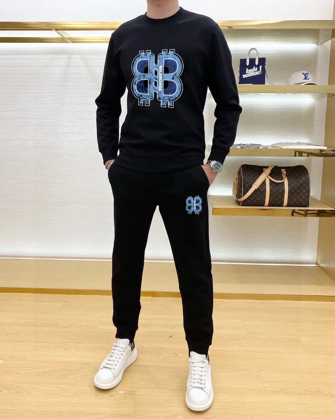 🅿️380 [BALENCIAGA] (Gospel for Fatty) hot-selling suit is coming. Focus on the original version of the official website. 2025 new hot-selling sweatshirt suit. The original order is the best. 🇭🇰The meticulous work of top designers. It has a fitting and perfect upper body effect. 100% natural high-quality Roman cotton, close-fitting comfort, noble and elegant! Original hardware embodies elegance and nobility! Counter size: M-5XL (maximum wear up to 220 pounds)