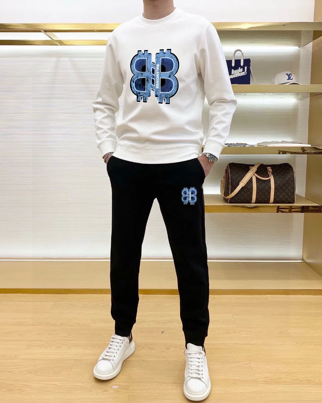 🅿️380 [BALENCIAGA] (Gospel for Fatty) hot-selling suit is coming. Focus on the original version of the official website. 2025 new hot-selling sweatshirt suit. The original order is the best. 🇭🇰The meticulous work of top designers. It has a fitting and perfect upper body effect. 100% natural high-quality Roman cotton, close-fitting comfort, noble and elegant! Original hardware embodies elegance and nobility! Counter size: M-5XL (maximum wear up to 220 pounds)
