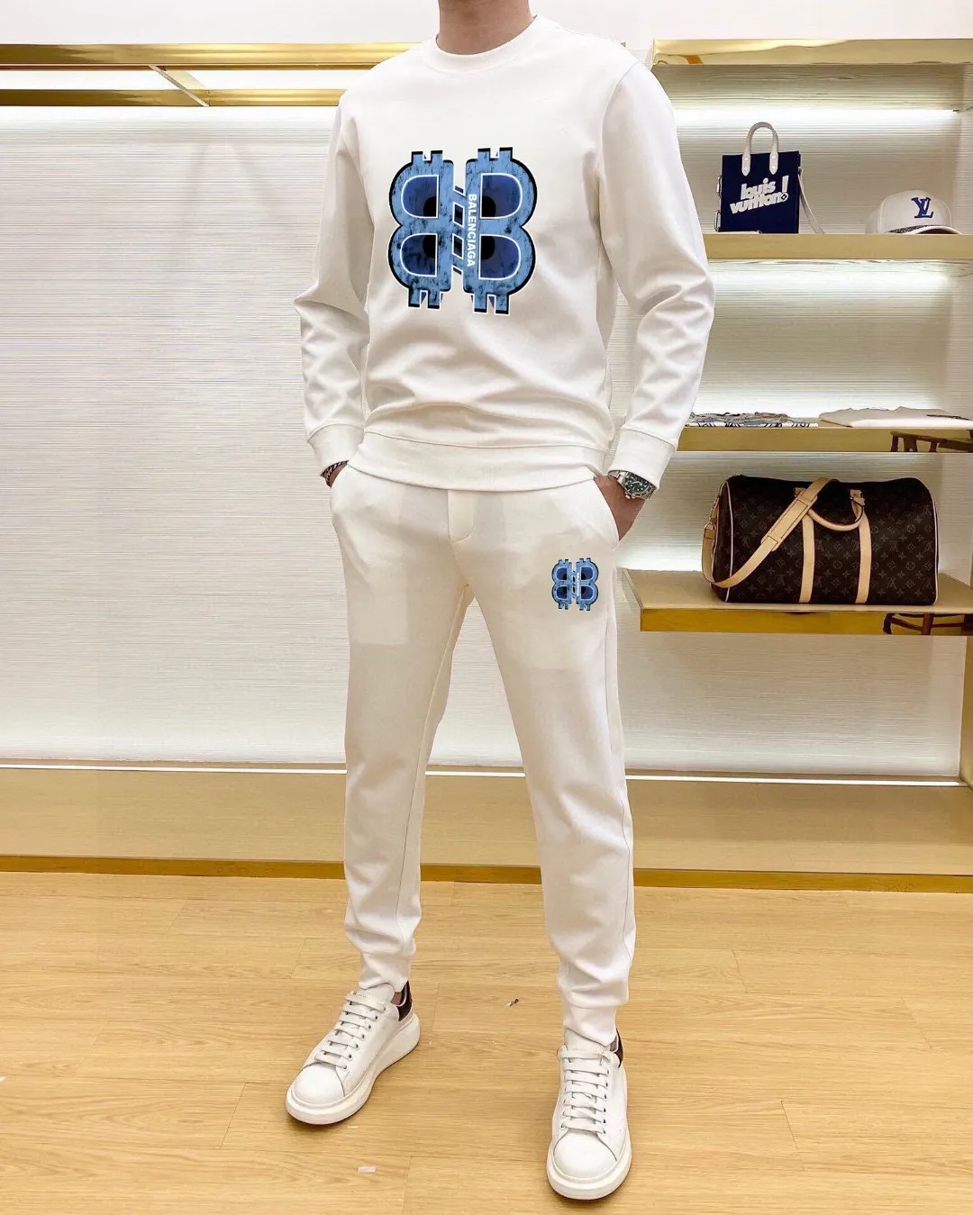 🅿️380 [BALENCIAGA] (Gospel for Fatty) hot-selling suit is coming. Focus on the original version of the official website. 2025 new hot-selling sweatshirt suit. The original order is the best. 🇭🇰The meticulous work of top designers. It has a fitting and perfect upper body effect. 100% natural high-quality Roman cotton, close-fitting comfort, noble and elegant! Original hardware embodies elegance and nobility! Counter size: M-5XL (maximum wear up to 220 pounds)