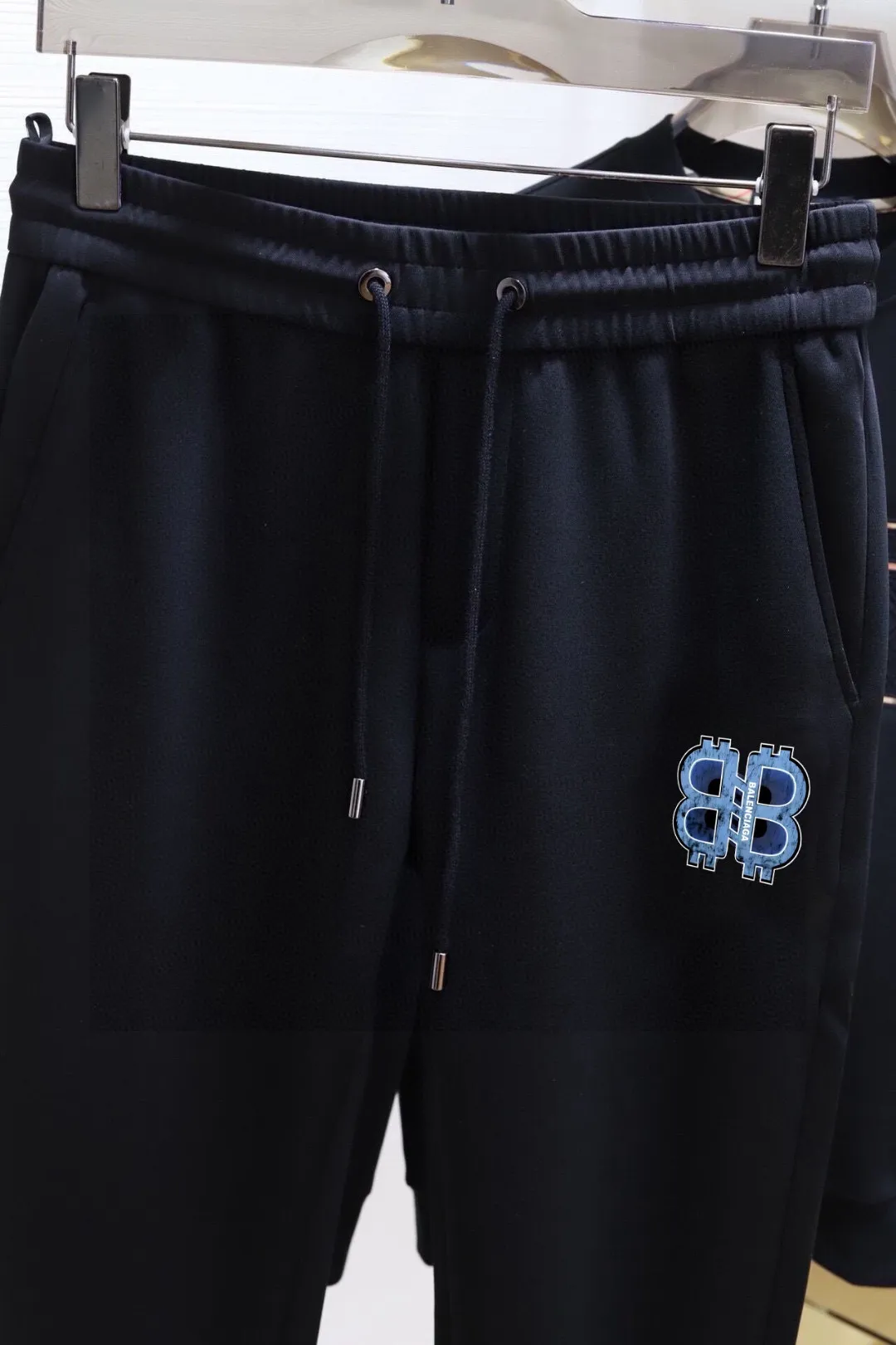 🅿️380 [BALENCIAGA] (Gospel for Fatty) hot-selling suit is coming. Focus on the original version of the official website. 2025 new hot-selling sweatshirt suit. The original order is the best. 🇭🇰The meticulous work of top designers. It has a fitting and perfect upper body effect. 100% natural high-quality Roman cotton, close-fitting comfort, noble and elegant! Original hardware embodies elegance and nobility! Counter size: M-5XL (maximum wear up to 220 pounds)