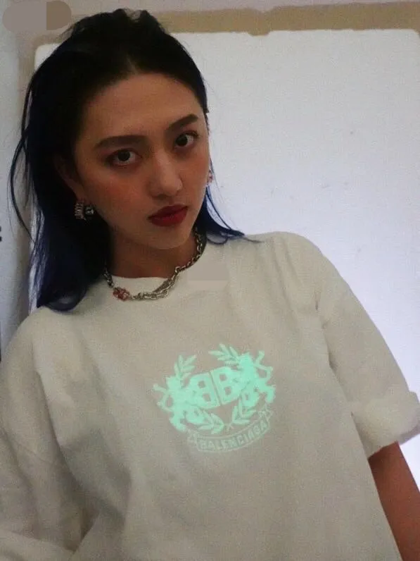 ♻️💯Refer to the model picture for the upper body❤️BALENCIAGA Balenciaga Lion Laurel Elf Luminous Embroidery Pure Cotton Loose, Breathable and Sweat-Absorbent Fashion Brand Short Sleeves for Male and Female Couples. Everyone has seen this powerful and domineering print. As a Parisian fan, you must buy one for your collection. This printing uses luminous embroidery technology, and the focus is on the principles of material and machine. Produced by Tajima embroidery imported from Japan. The reason why Sakura brand luminous embroidery thread can glow at night is mainly due to the rare earth component in the thread. However, as rare earths are becoming more and more scarce in China, the price of luminous embroidery thread has gradually increased. Only big brands will make luminous embroidery thread. Secondly, the products we use are IOS certified products and are absolutely environmentally friendly and harmless. Never use cheap products that are harmful to the human body!  Color: White (only white has luminous effect) Size: XS-L P:250
