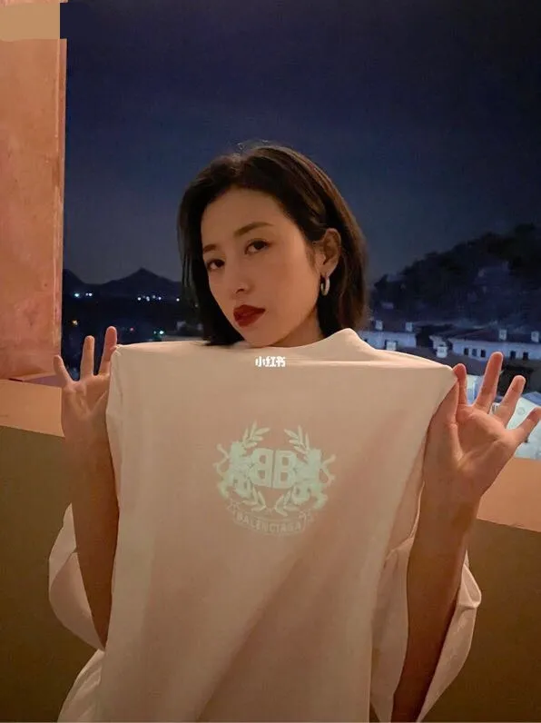 ♻️💯Refer to the model picture for the upper body❤️BALENCIAGA Balenciaga Lion Laurel Elf Luminous Embroidery Pure Cotton Loose, Breathable and Sweat-Absorbent Fashion Brand Short Sleeves for Male and Female Couples. Everyone has seen this powerful and domineering print. As a Parisian fan, you must buy one for your collection. This printing uses luminous embroidery technology, and the focus is on the principles of material and machine. Produced by Tajima embroidery imported from Japan. The reason why Sakura brand luminous embroidery thread can glow at night is mainly due to the rare earth component in the thread. However, as rare earths are becoming more and more scarce in China, the price of luminous embroidery thread has gradually increased. Only big brands will make luminous embroidery thread. Secondly, the products we use are IOS certified products and are absolutely environmentally friendly and harmless. Never use cheap products that are harmful to the human body!  Color: White (only white has luminous effect) Size: XS-L P:250