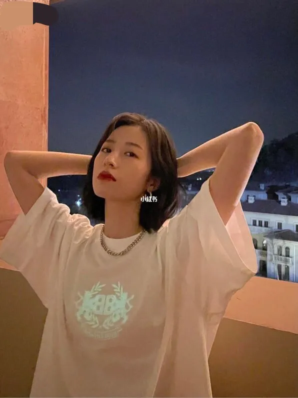 ♻️💯Refer to the model picture for the upper body❤️BALENCIAGA Balenciaga Lion Laurel Elf Luminous Embroidery Pure Cotton Loose, Breathable and Sweat-Absorbent Fashion Brand Short Sleeves for Male and Female Couples. Everyone has seen this powerful and domineering print. As a Parisian fan, you must buy one for your collection. This printing uses luminous embroidery technology, and the focus is on the principles of material and machine. Produced by Tajima embroidery imported from Japan. The reason why Sakura brand luminous embroidery thread can glow at night is mainly due to the rare earth component in the thread. However, as rare earths are becoming more and more scarce in China, the price of luminous embroidery thread has gradually increased. Only big brands will make luminous embroidery thread. Secondly, the products we use are IOS certified products and are absolutely environmentally friendly and harmless. Never use cheap products that are harmful to the human body!  Color: White (only white has luminous effect) Size: XS-L P:250