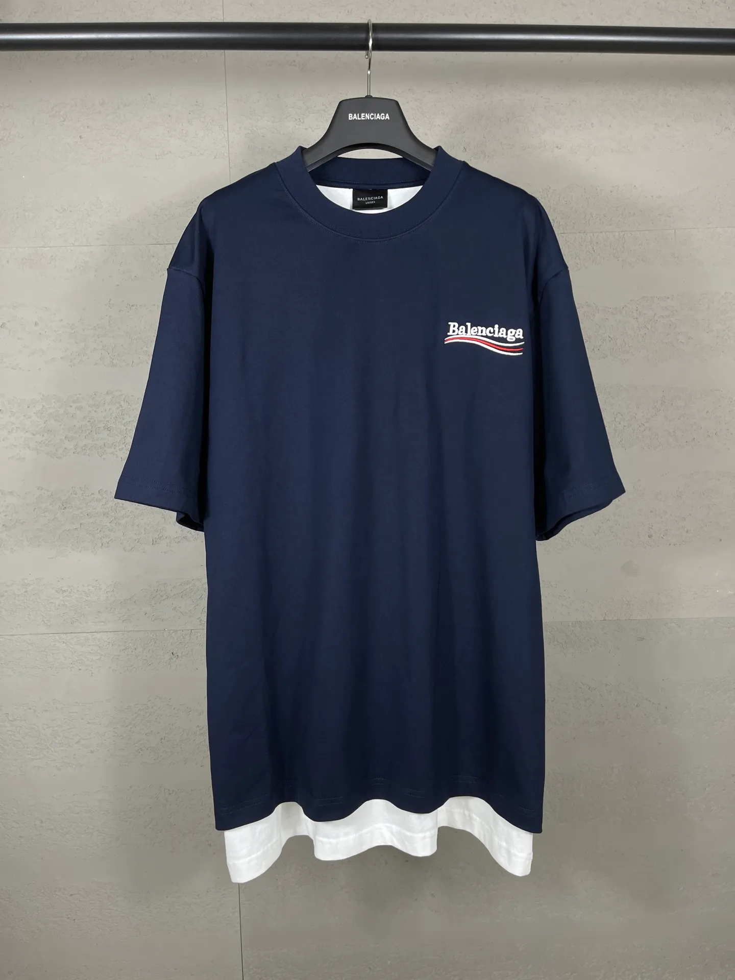 🅿️230 real shots [Top version. Official website quality] BALENCI*GA/SS25 new model. The classic Paris wave LOGO is embroidered on the front and back, double-layered two-piece short-sleeved T-shirt #SS25 latest style. Research and development at the first time, different market currencies. Comparisons welcome. The fabric is made of Paris ZP custom-woven and dyed cotton double yarn. Weighing 260 grams, the cloth surface is clean. The cloth pattern is clear, soft and comfortable. The threads are dyed with no color difference. The embroidery is done using embroidery machines imported from Tajima. Jubie market currency. Welcome to compare. The version adopts OS loose shoulder design. Same style for men and women. Code: BL253709 Color: Dark blue Size: XS S M L