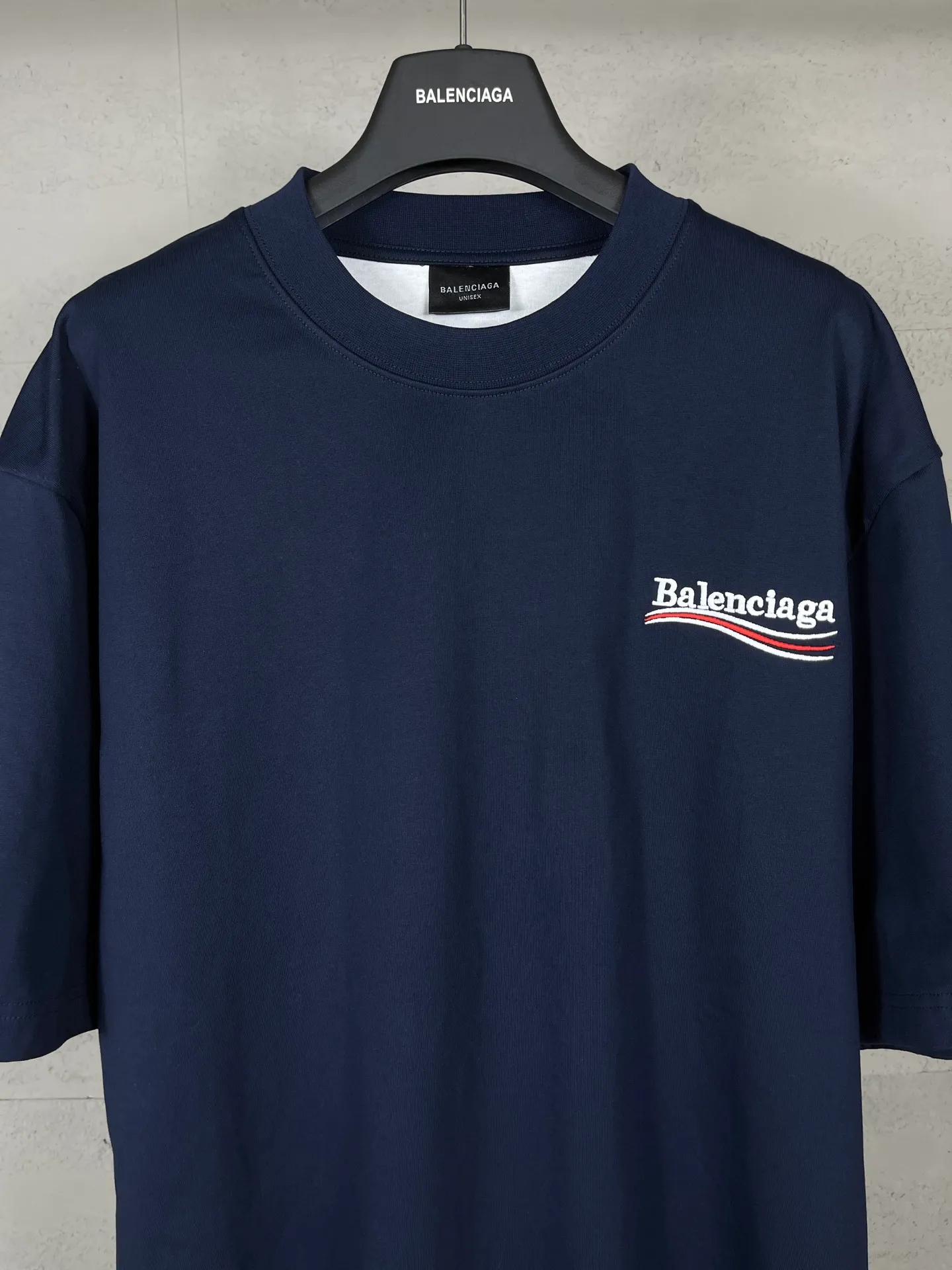 🅿️230 real shots [Top version. Official website quality] BALENCI*GA/SS25 new model. The classic Paris wave LOGO is embroidered on the front and back, double-layered two-piece short-sleeved T-shirt #SS25 latest style. Research and development at the first time, different market currencies. Comparisons welcome. The fabric is made of Paris ZP custom-woven and dyed cotton double yarn. Weighing 260 grams, the cloth surface is clean. The cloth pattern is clear, soft and comfortable. The threads are dyed with no color difference. The embroidery is done using embroidery machines imported from Tajima. Jubie market currency. Welcome to compare. The version adopts OS loose shoulder design. Same style for men and women. Code: BL253709 Color: Dark blue Size: XS S M L
