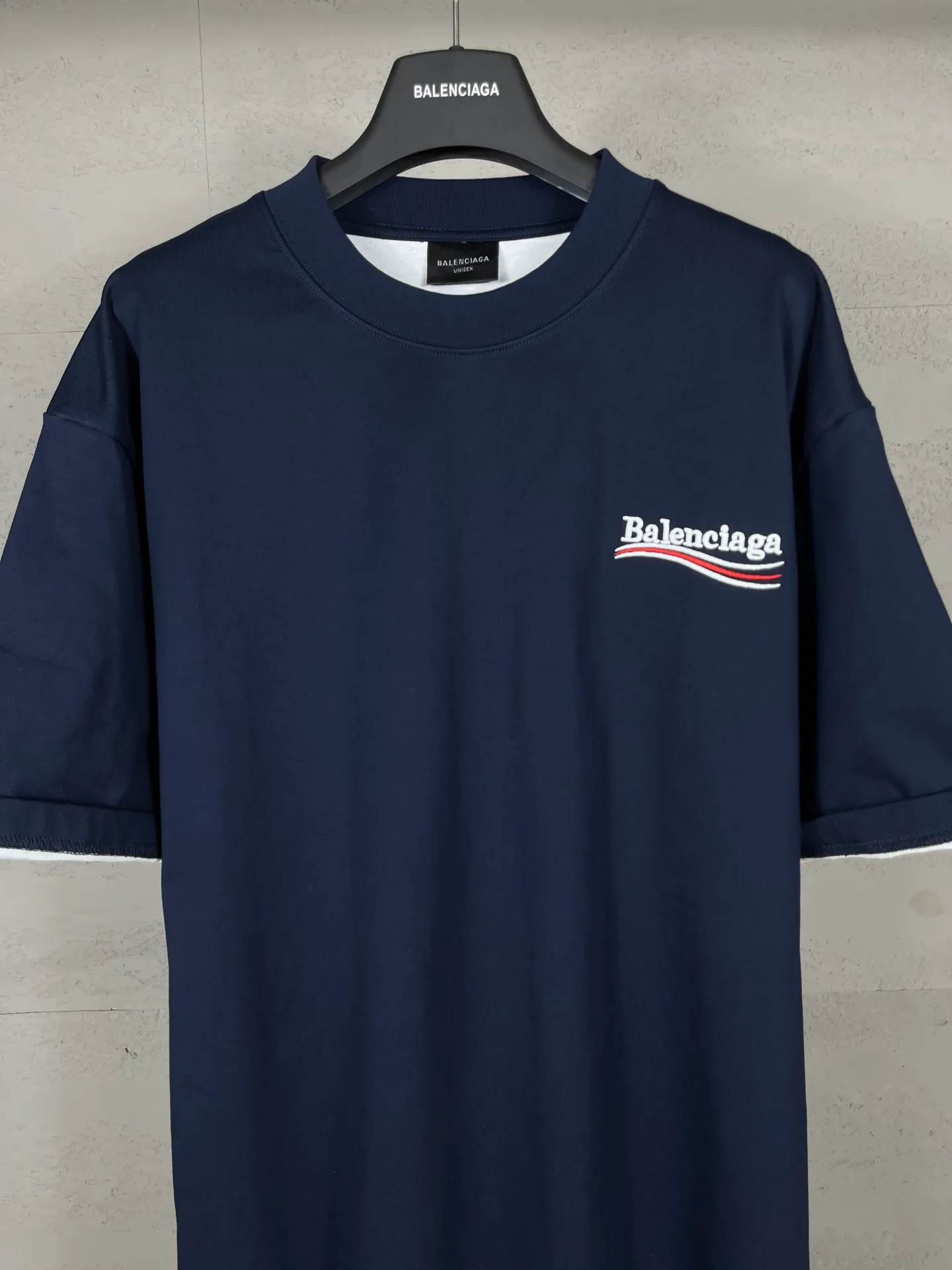 🅿️230 real shots [Top version. Official website quality] BALENCI*GA/SS25 new model. The classic Paris wave LOGO is embroidered on the front and back, double-layered two-piece short-sleeved T-shirt #SS25 latest style. Research and development at the first time, different market currencies. Comparisons welcome. The fabric is made of Paris ZP custom-woven and dyed cotton double yarn. Weighing 260 grams, the cloth surface is clean. The cloth pattern is clear, soft and comfortable. The threads are dyed with no color difference. The embroidery is done using embroidery machines imported from Tajima. Jubie market currency. Welcome to compare. The version adopts OS loose shoulder design. Same style for men and women. Code: BL253709 Color: Dark blue Size: XS S M L