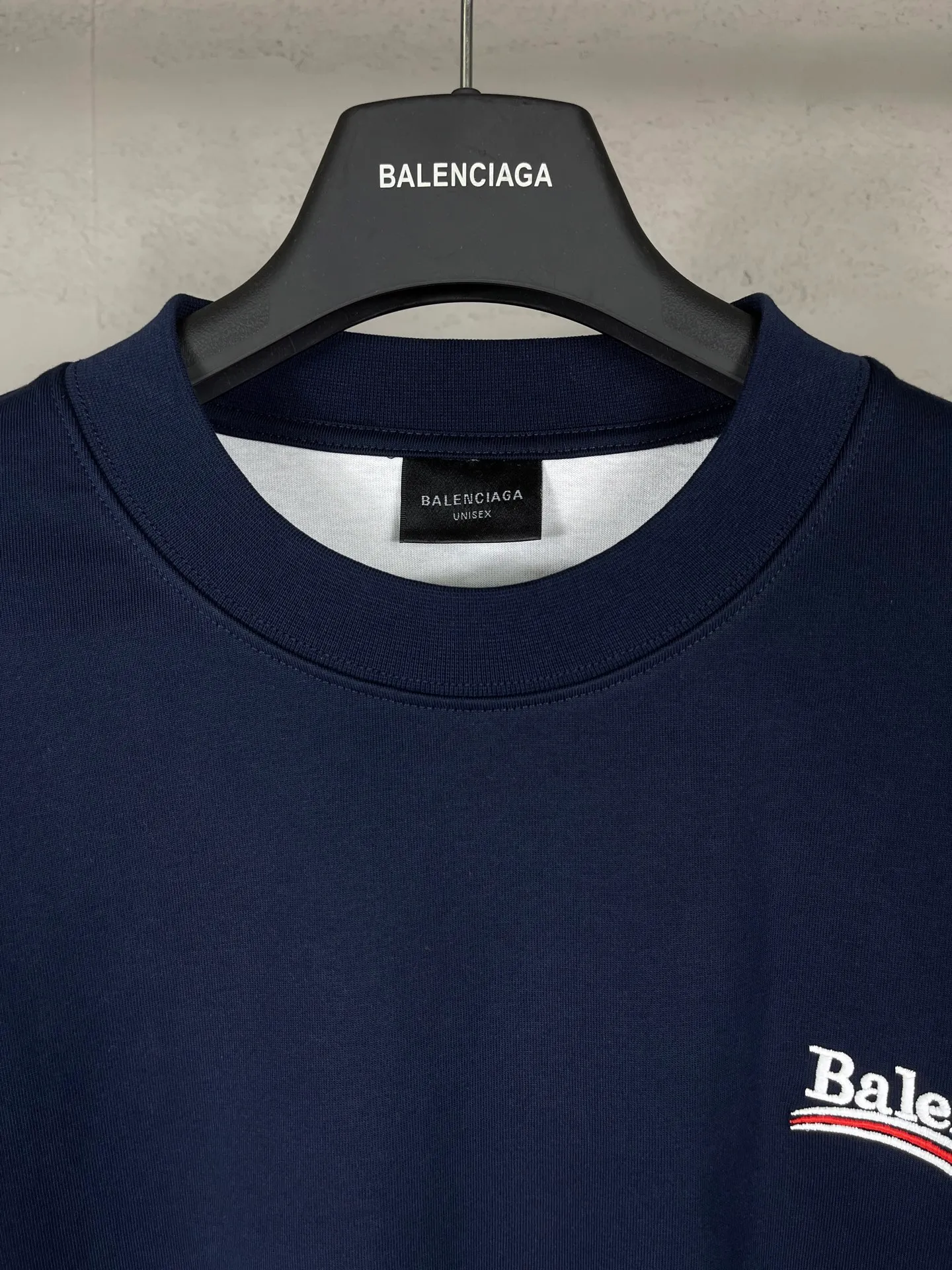 🅿️230 real shots [Top version. Official website quality] BALENCI*GA/SS25 new model. The classic Paris wave LOGO is embroidered on the front and back, double-layered two-piece short-sleeved T-shirt #SS25 latest style. Research and development at the first time, different market currencies. Comparisons welcome. The fabric is made of Paris ZP custom-woven and dyed cotton double yarn. Weighing 260 grams, the cloth surface is clean. The cloth pattern is clear, soft and comfortable. The threads are dyed with no color difference. The embroidery is done using embroidery machines imported from Tajima. Jubie market currency. Welcome to compare. The version adopts OS loose shoulder design. Same style for men and women. Code: BL253709 Color: Dark blue Size: XS S M L