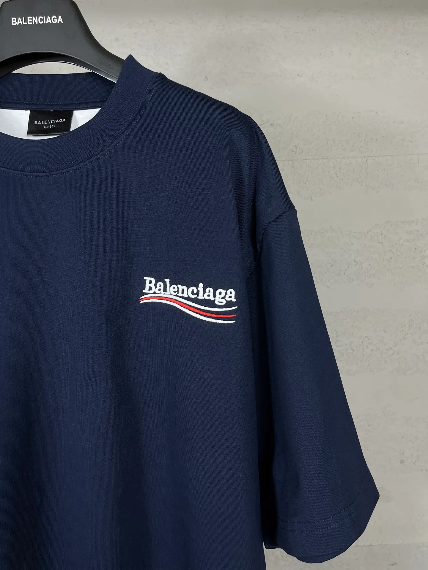 🅿️230 real shots [Top version. Official website quality] BALENCI*GA/SS25 new model. The classic Paris wave LOGO is embroidered on the front and back, double-layered two-piece short-sleeved T-shirt #SS25 latest style. Research and development at the first time, different market currencies. Comparisons welcome. The fabric is made of Paris ZP custom-woven and dyed cotton double yarn. Weighing 260 grams, the cloth surface is clean. The cloth pattern is clear, soft and comfortable. The threads are dyed with no color difference. The embroidery is done using embroidery machines imported from Tajima. Jubie market currency. Welcome to compare. The version adopts OS loose shoulder design. Same style for men and women. Code: BL253709 Color: Dark blue Size: XS S M L