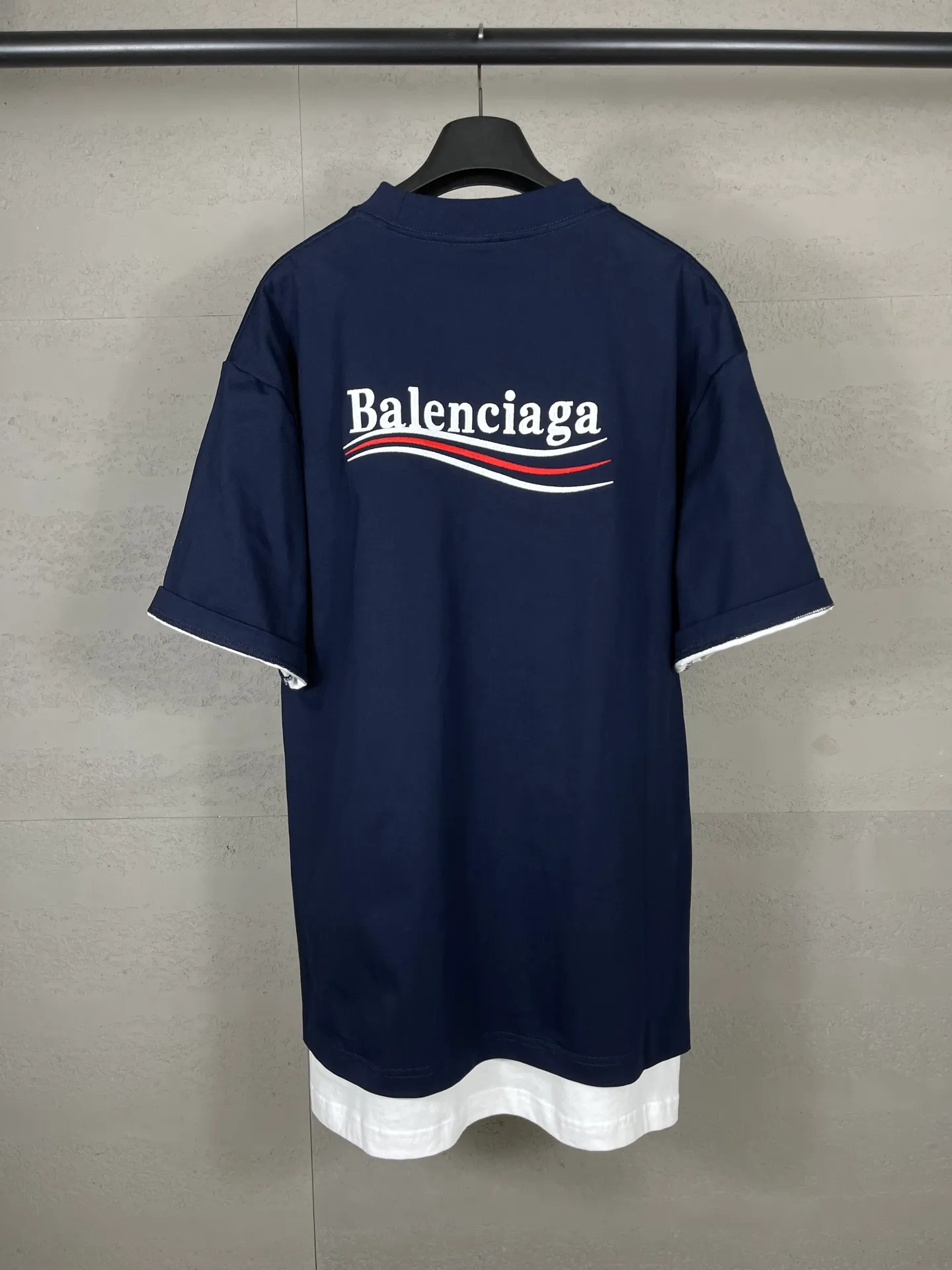 🅿️230 real shots [Top version. Official website quality] BALENCI*GA/SS25 new model. The classic Paris wave LOGO is embroidered on the front and back, double-layered two-piece short-sleeved T-shirt #SS25 latest style. Research and development at the first time, different market currencies. Comparisons welcome. The fabric is made of Paris ZP custom-woven and dyed cotton double yarn. Weighing 260 grams, the cloth surface is clean. The cloth pattern is clear, soft and comfortable. The threads are dyed with no color difference. The embroidery is done using embroidery machines imported from Tajima. Jubie market currency. Welcome to compare. The version adopts OS loose shoulder design. Same style for men and women. Code: BL253709 Color: Dark blue Size: XS S M L