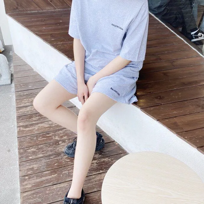 ♻️💯Refer to the model picture for the upper body❤️The top tested version of BALENCIAGA basic embroidered cotton loose shorts for men and women, the same fashion brand shorts. Fabric: Customized fish scale terry cotton fabric 440 grams, super heavy, ready-to-wear washed and soft to the touch. Printing: Japanese Tajima embroidery technology is used, the embroidery is accurate, the printing is meticulous and full, and there is no thread skipping. Accessories: Complete set of customized BLCG accessories Color: Fluorescent green black gray dark khaki Size: XS-L P:310