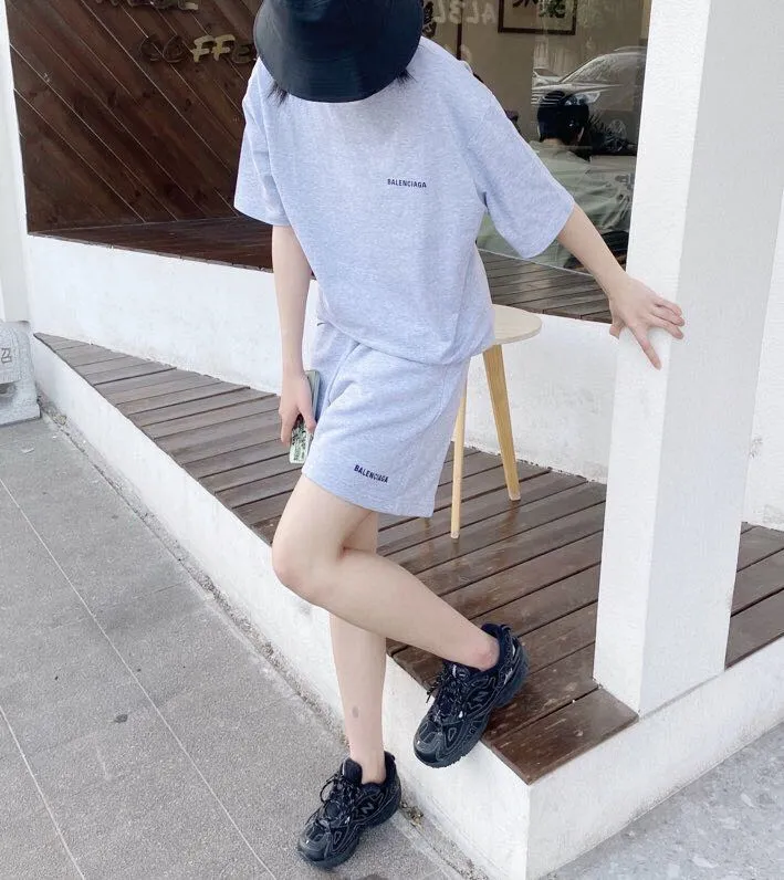 ♻️💯Refer to the model picture for the upper body❤️The top tested version of BALENCIAGA basic embroidered cotton loose shorts for men and women, the same fashion brand shorts. Fabric: Customized fish scale terry cotton fabric 440 grams, super heavy, ready-to-wear washed and soft to the touch. Printing: Japanese Tajima embroidery technology is used, the embroidery is accurate, the printing is meticulous and full, and there is no thread skipping. Accessories: Complete set of customized BLCG accessories Color: Fluorescent green black gray dark khaki Size: XS-L P:310