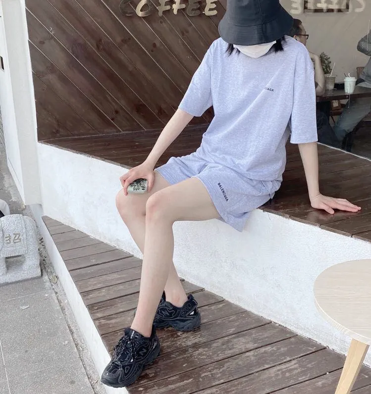 ♻️💯Refer to the model picture for the upper body❤️The top tested version of BALENCIAGA basic embroidered cotton loose shorts for men and women, the same fashion brand shorts. Fabric: Customized fish scale terry cotton fabric 440 grams, super heavy, ready-to-wear washed and soft to the touch. Printing: Japanese Tajima embroidery technology is used, the embroidery is accurate, the printing is meticulous and full, and there is no thread skipping. Accessories: Complete set of customized BLCG accessories Color: Fluorescent green black gray dark khaki Size: XS-L P:310