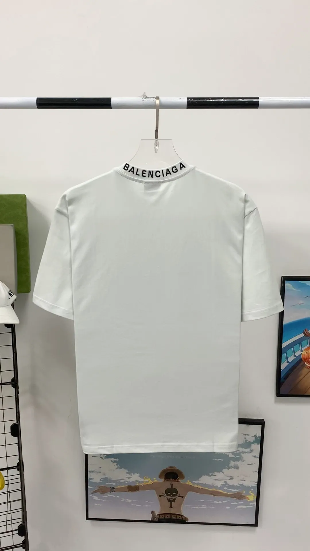 Real shot video on the back————The top tested version Balenciaga Paris 23ss spring and summer new style 520 love printed embroidered logo short-sleeved T-shirts for male and female couples stars, the appearance of the single product is undoubtedly outstanding, and it will definitely attract attention when worn with couples! Fashionable, relaxed and stylish, the atmosphere is instantly full~ It is made of 100% pure cotton fabric, which is soft and comfortable, has a delicate and waxy touch, and is very comfortable on the upper body! The simple and fashionable round neck design is simple and extraordinary, and it is very eye-catching. The stitching is very smooth and delicate, with a certain degree of looseness. It is strong, stylish, washable, durable and will not deform easily after long-term wear!  An item with obvious high street style, loose fit and cutting design, the upper body is very durable. This kind of short sleeves can definitely add a lot of color to your outfit, and also provide you with more charm and temptation in your daily life ~ P: 270 Color: Black White