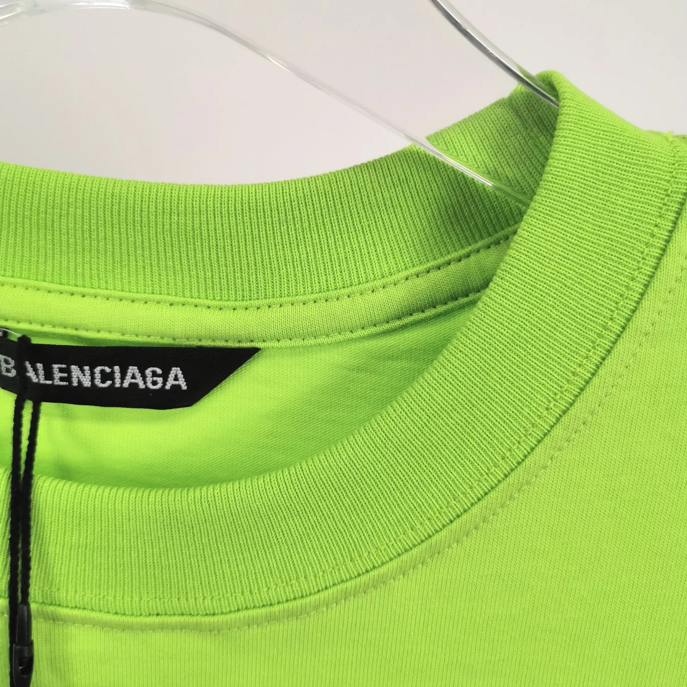 Top tested version BALENCIAGA basic embroidery logo pure cotton loose-fitting trendy brand short-sleeve for men and women. Fabric: 32S 280g super heavy fabric, ready-to-wear washable, soft and comfortable to the touch. Printing: Using Japanese Tajima embroidery technology, the embroidery is accurate, the printing is meticulous and full, and there is no thread skipping. Accessories: Complete set of customized BLCG accessories Color: Fluorescent green black gray dark khaki Size: XS-L P:240