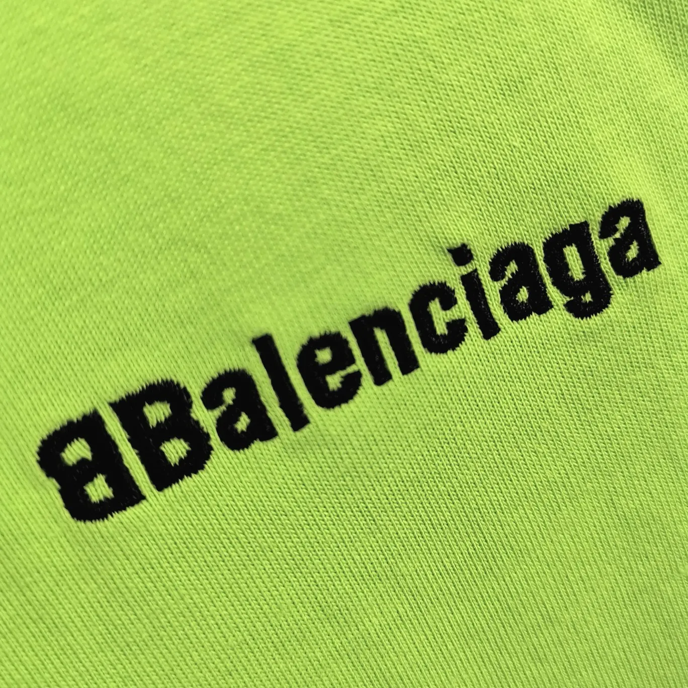 Top tested version BALENCIAGA basic embroidery logo pure cotton loose-fitting trendy brand short-sleeve for men and women. Fabric: 32S 280g super heavy fabric, ready-to-wear washable, soft and comfortable to the touch. Printing: Using Japanese Tajima embroidery technology, the embroidery is accurate, the printing is meticulous and full, and there is no thread skipping. Accessories: Complete set of customized BLCG accessories Color: Fluorescent green black gray dark khaki Size: XS-L P:240