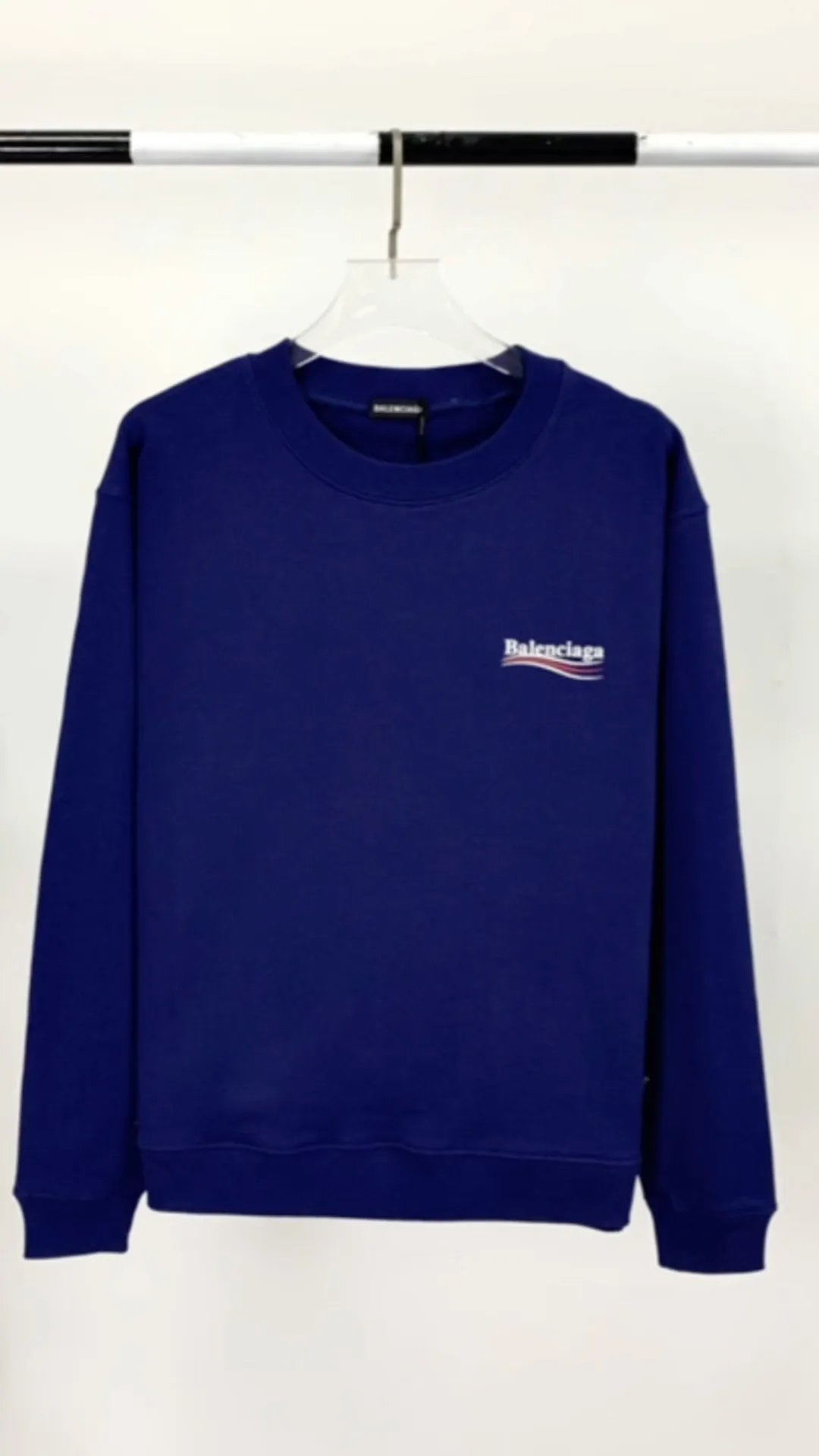 Real shot of the video——Spring and Autumn top tested version Balenciaga Classic Loose Unisex Pure Cotton Round Neck Sweatshirt for Men and Women. Customized fabrics and printed accessories details are reproduced one to one. The fabric surface is treated with dust-free woolen craftsmanship, and the shoulder and chain seams are made of 0.8cm bundled strips inside. The special machine-edged double chain-wrapped thread-stitched pure cotton is here to explain why mine is dozens of yuan more expensive than others: 1. Each model is produced by the company. The details of the workmanship and fabrics are consistent with the original ones. There is no color difference between the ones at the counters. Guaranteed no color difference. Replicas are not scary. Whoever is fake is embarrassed. It’s not shameful to make a replica, it’s shameful if you can’t buy the correct version if you make a replica. All of my series can be found in all major places and will be absolutely stunning!  2. The fabric is made of 460 Paris special fabric. No one can make it better than mine. There is really no way to compare with the ordinary version on the market. Respect it. It is authentic and costs thousands of dollars. Don’t go for the quality of street stalls. 3. The workmanship is fully restored and the packaging is fully restored. 4. I guarantee here that this is the highest quality you can find. Size: XS-L Color: haze blue, navy blue, white P:350