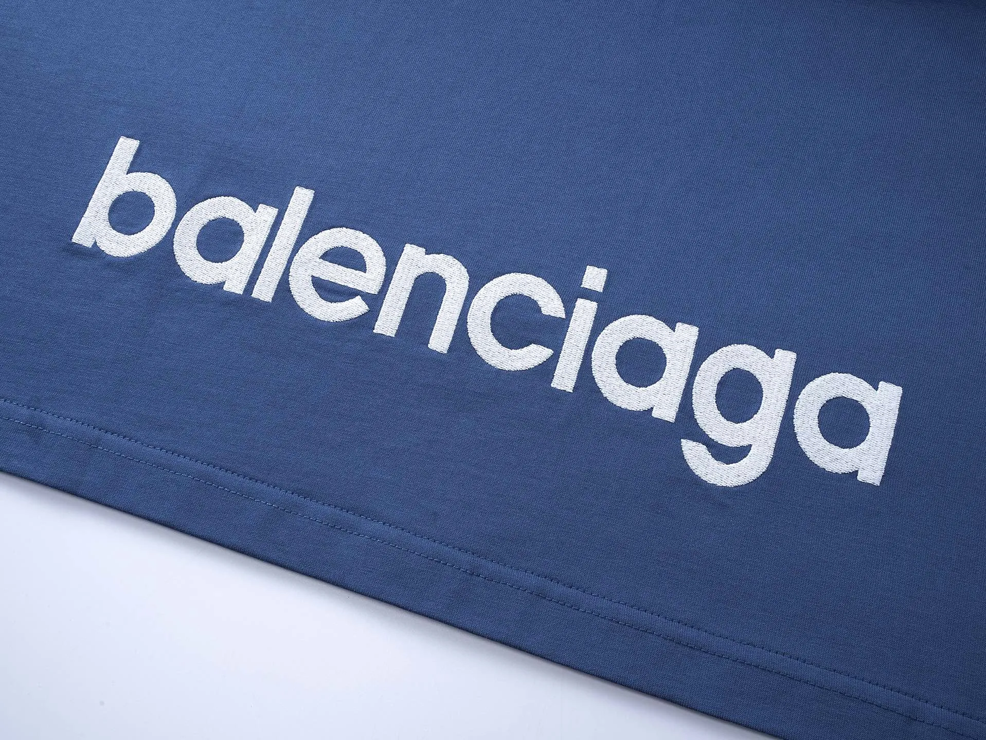 🅿️200 Actual pictures [Top version. Official website quality] BALENCI*GA/Paris BALENCI*GA#SS26 The latest model of the ski sports series, with a small LOGO on the front and a large LOGO on the back, classic icons embroidered with thousands of needles. Brick cabinet sync. Genuine products are developed and developed in the first time. Welcome to compare! The fabric is made of Paris ZP custom-woven and dyed 100% cotton double-yarn compact cotton. The weight is 260 grams. The cloth surface is clean. The cloth pattern is clear. It is soft and comfortable. It has good color fastness and is not easy to change color. The threads are woven and dyed with no color difference. The embroidery is done using imported Tajima embroidery machines. Super 10W needle and thread high-density embroidery. The effect is three-dimensional and the lines are clear. No burrs and miscellaneous threads, super high-tech embroidery. The version adopts OS loose shoulder design. Same style for men and women. Code: BL253737 Color: black, white, yellow, blue Size: XS, S, M, L