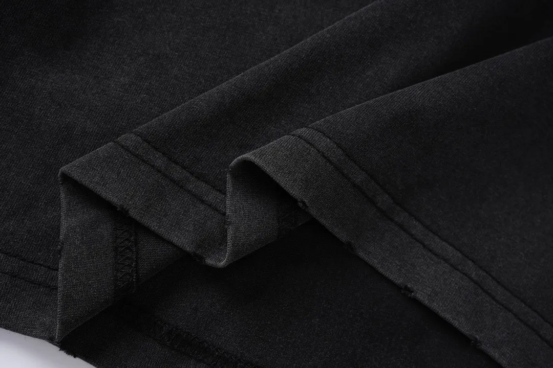 🅿️220 Detailed picture [Top version. Official website quality] BALENCI*GA/Paris Rammstein band co-branded long-sleeved T-shirt. The fabric is made of Paris ZP custom-woven and dyed cotton double yarn. The net weight is 260 grams. The cloth surface is clean. The cloth pattern is clear, soft and comfortable. The threads are dyed with no color difference. The pattern adopts Kornit digital direct printing machine, the letter strips are drawn with crack technology, the direct printing color is aligned with the original color, the LOGO is embroidered on the back of the clothes and legs, the ready-made clothes are washed and worn, the brick cabinets are restored, and the Jubie market is produced according to the pictures. You are welcome to compare the version and adopt the OS loose shoulder version. Same style for men and women Code: BL225020 Color: Washed Black Size: XS S M L