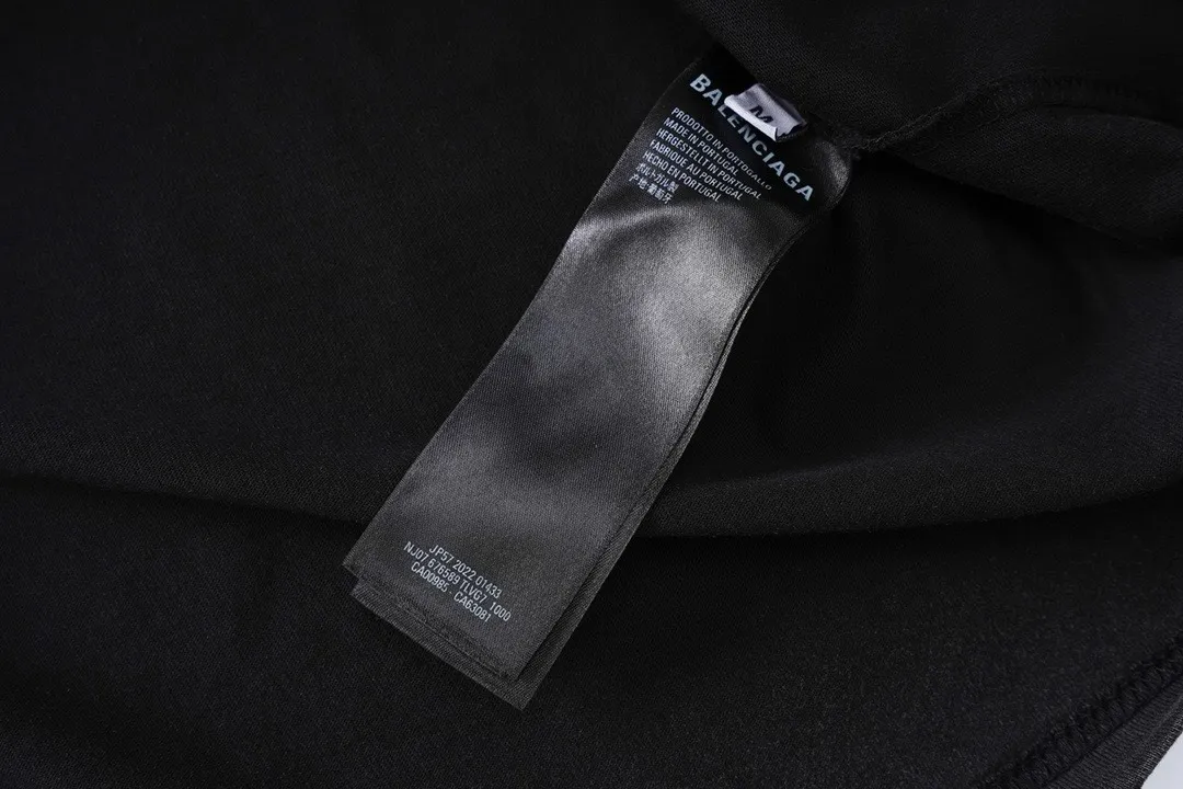 🅿️220 Detailed picture [Top version. Official website quality] BALENCI*GA/Paris Rammstein band co-branded long-sleeved T-shirt. The fabric is made of Paris ZP custom-woven and dyed cotton double yarn. The net weight is 260 grams. The cloth surface is clean. The cloth pattern is clear, soft and comfortable. The threads are dyed with no color difference. The pattern adopts Kornit digital direct printing machine, the letter strips are drawn with crack technology, the direct printing color is aligned with the original color, the LOGO is embroidered on the back of the clothes and legs, the ready-made clothes are washed and worn, the brick cabinets are restored, and the Jubie market is produced according to the pictures. You are welcome to compare the version and adopt the OS loose shoulder version. Same style for men and women Code: BL225020 Color: Washed Black Size: XS S M L