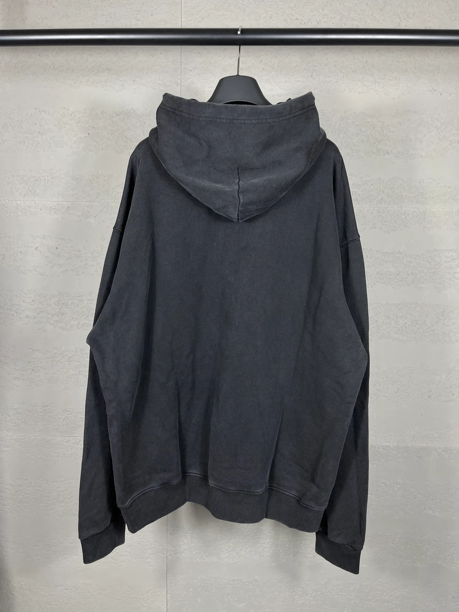 🅿️296 Actual pictures [Top version. Official website quality] BALENCI*GA/Paris. Classic style. Lock letter LOGO washed hooded sweatshirt. Brick cabinet synchronization.                       The fabric is made of Paris ZP custom-woven and dyed cotton sweatshirt. The weight is 450 grams. The cloth surface is clean. The cloth pattern is clear, soft and comfortable. The threads are dyed with no color difference. The classic pattern is printed with environmentally friendly imported materials and precision printing screens. The letters are clear and the effect is three-dimensional. It is garment-washable. Restore brick cabinet. The version adopts OS loose shoulder version. Same style for men and women. Code: BL238050 Color: washed black Size: XS S M L