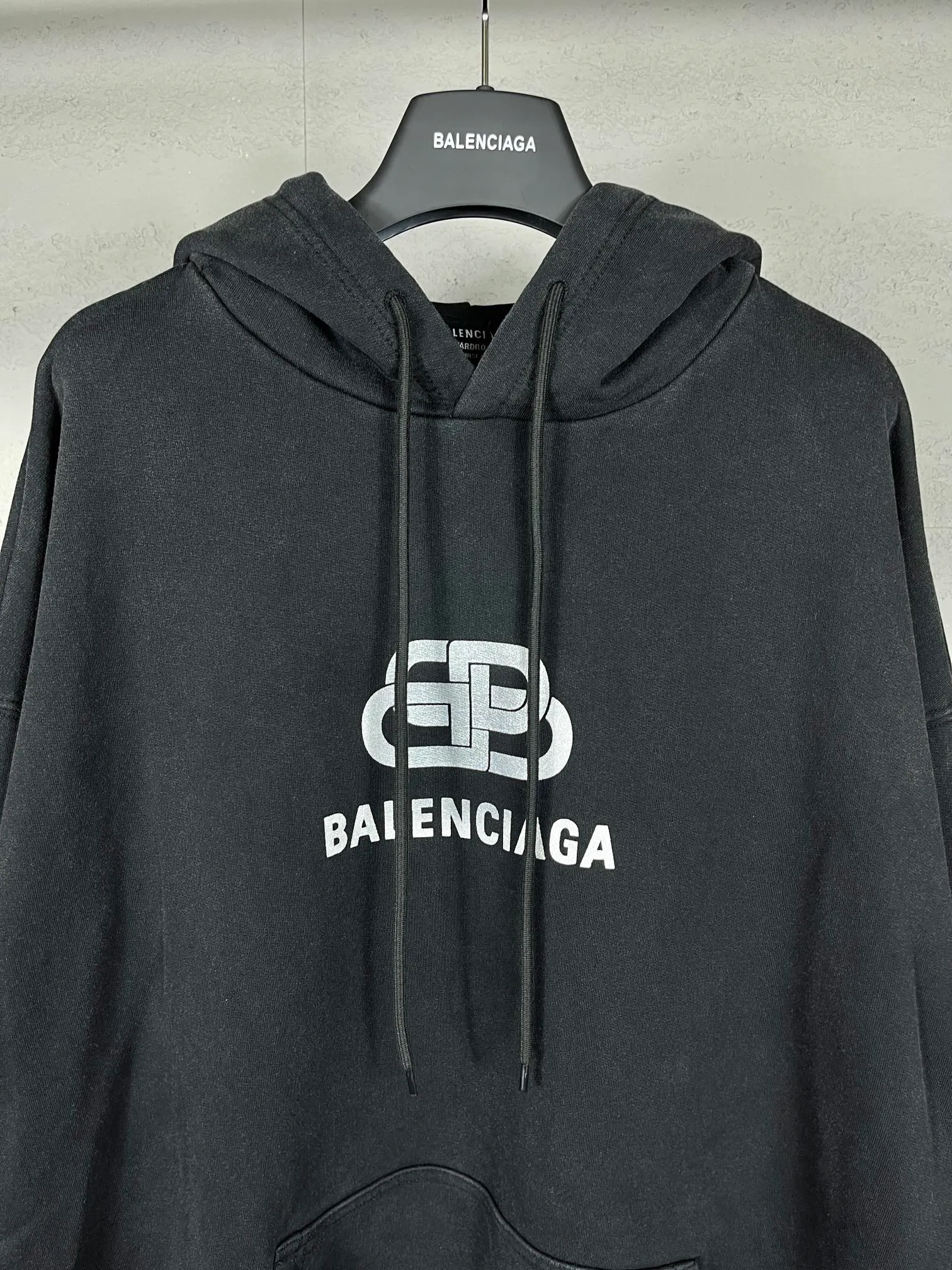 🅿️296 Actual pictures [Top version. Official website quality] BALENCI*GA/Paris. Classic style. Lock letter LOGO washed hooded sweatshirt. Brick cabinet synchronization.                       The fabric is made of Paris ZP custom-woven and dyed cotton sweatshirt. The weight is 450 grams. The cloth surface is clean. The cloth pattern is clear, soft and comfortable. The threads are dyed with no color difference. The classic pattern is printed with environmentally friendly imported materials and precision printing screens. The letters are clear and the effect is three-dimensional. It is garment-washable. Restore brick cabinet. The version adopts OS loose shoulder version. Same style for men and women. Code: BL238050 Color: washed black Size: XS S M L