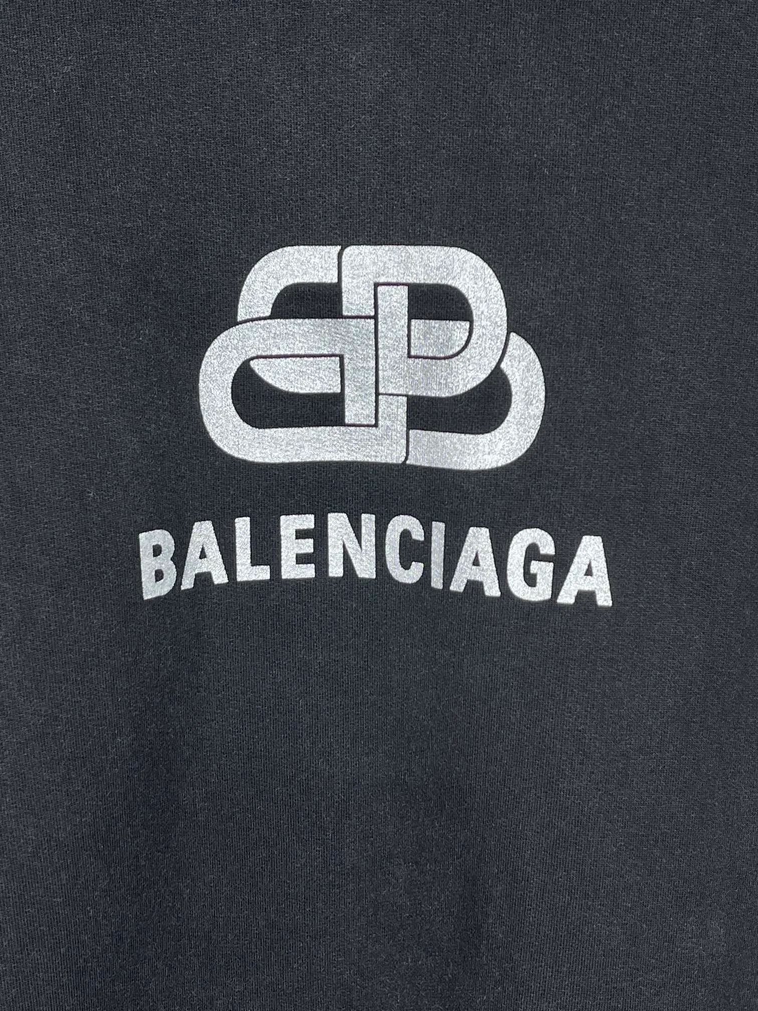 🅿️296 Actual pictures [Top version. Official website quality] BALENCI*GA/Paris. Classic style. Lock letter LOGO washed hooded sweatshirt. Brick cabinet synchronization.                       The fabric is made of Paris ZP custom-woven and dyed cotton sweatshirt. The weight is 450 grams. The cloth surface is clean. The cloth pattern is clear, soft and comfortable. The threads are dyed with no color difference. The classic pattern is printed with environmentally friendly imported materials and precision printing screens. The letters are clear and the effect is three-dimensional. It is garment-washable. Restore brick cabinet. The version adopts OS loose shoulder version. Same style for men and women. Code: BL238050 Color: washed black Size: XS S M L
