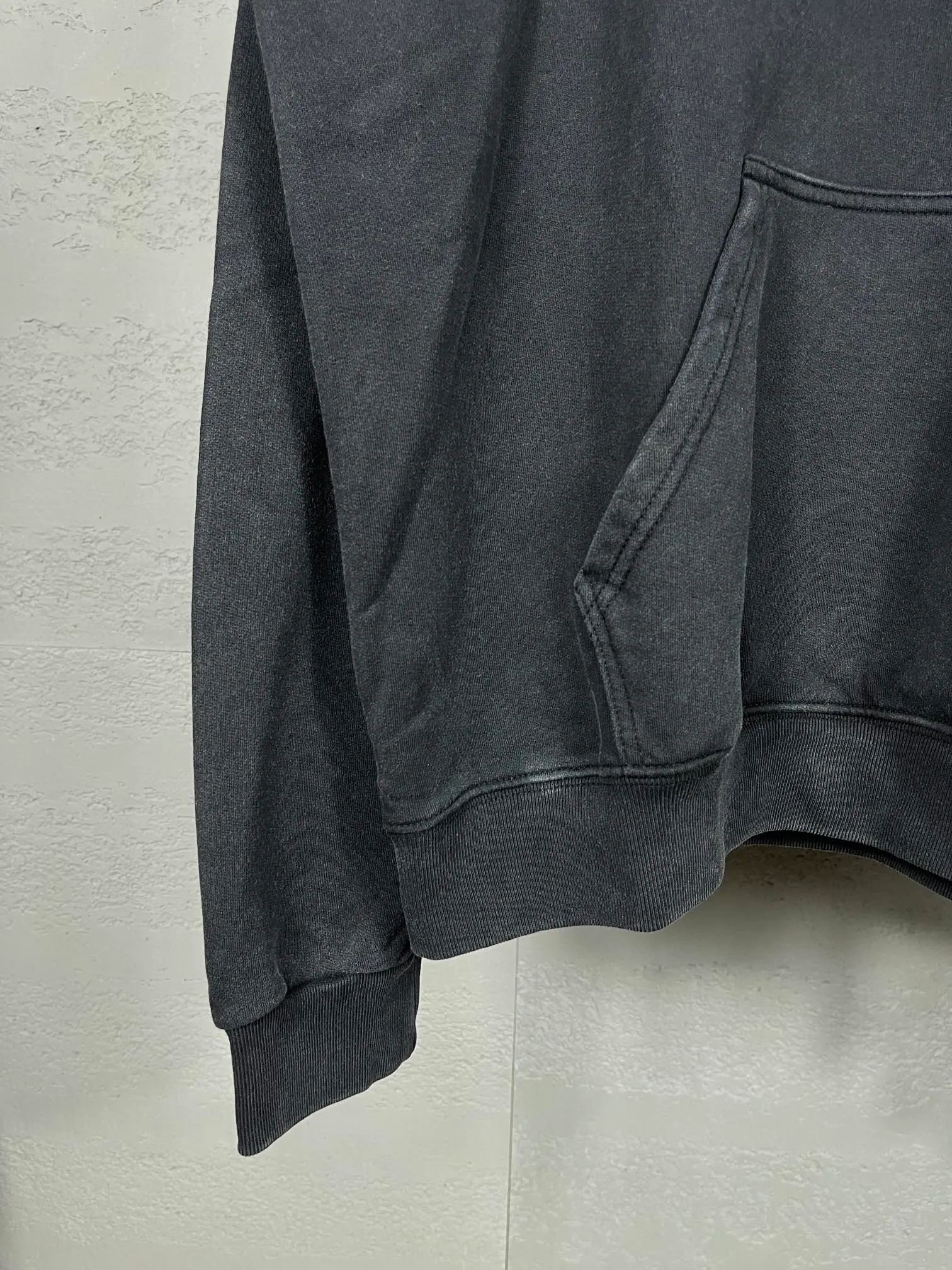 🅿️296 Actual pictures [Top version. Official website quality] BALENCI*GA/Paris. Classic style. Lock letter LOGO washed hooded sweatshirt. Brick cabinet synchronization.                       The fabric is made of Paris ZP custom-woven and dyed cotton sweatshirt. The weight is 450 grams. The cloth surface is clean. The cloth pattern is clear, soft and comfortable. The threads are dyed with no color difference. The classic pattern is printed with environmentally friendly imported materials and precision printing screens. The letters are clear and the effect is three-dimensional. It is garment-washable. Restore brick cabinet. The version adopts OS loose shoulder version. Same style for men and women. Code: BL238050 Color: washed black Size: XS S M L