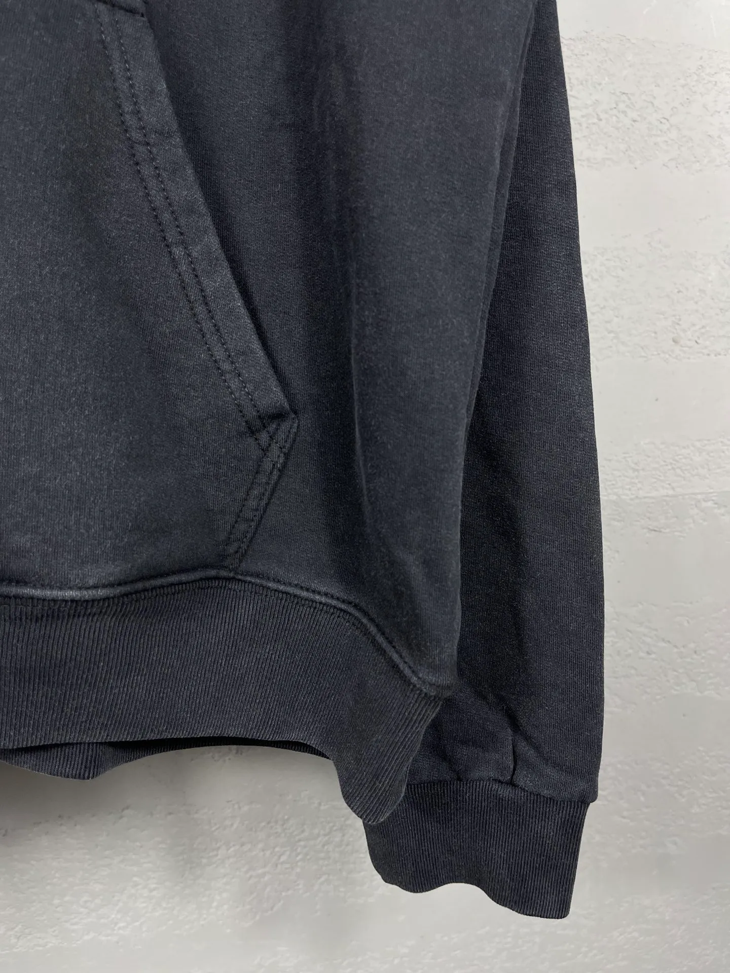 🅿️296 Actual pictures [Top version. Official website quality] BALENCI*GA/Paris. Classic style. Lock letter LOGO washed hooded sweatshirt. Brick cabinet synchronization.                       The fabric is made of Paris ZP custom-woven and dyed cotton sweatshirt. The weight is 450 grams. The cloth surface is clean. The cloth pattern is clear, soft and comfortable. The threads are dyed with no color difference. The classic pattern is printed with environmentally friendly imported materials and precision printing screens. The letters are clear and the effect is three-dimensional. It is garment-washable. Restore brick cabinet. The version adopts OS loose shoulder version. Same style for men and women. Code: BL238050 Color: washed black Size: XS S M L