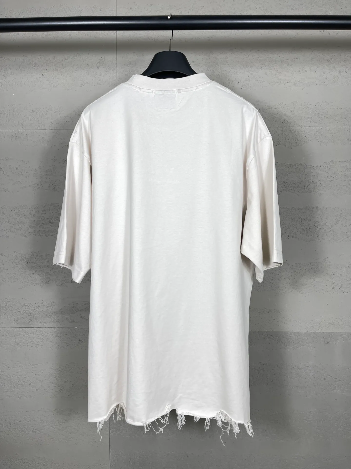 🅿️180 real photos [Top version. Official website quality] BALENCI*GA/Paris BALENCI*GA# New model, double-ring LOGO classic embroidery, water-worn and damaged old short-sleeved T-shirt. Brick cabinet synchronization. The old and worn ZP is the same, welcome to compare. The fabric is made of Paris ZP custom-woven and dyed 100% cotton double-yarn compact cotton. The weight is 260 grams. The cloth surface is clean. The cloth pattern is clear. Soft and comfortable. Good color fastness. Not easy to change color. The threads are woven and dyed with no color difference. The embroidery uses a Tajima embroidery machine, the letters are three-dimensional, and the ready-made garments are washed, worn and worn, and are extremely heavy-duty. Jubie market makes goods based on pictures. Comparisons welcome. Restore the brick cabinet. The version adopts the OS loose shoulder version. Same style for men and women. Code: BL223331 Color: Black. Mi Xing Size: XS to L