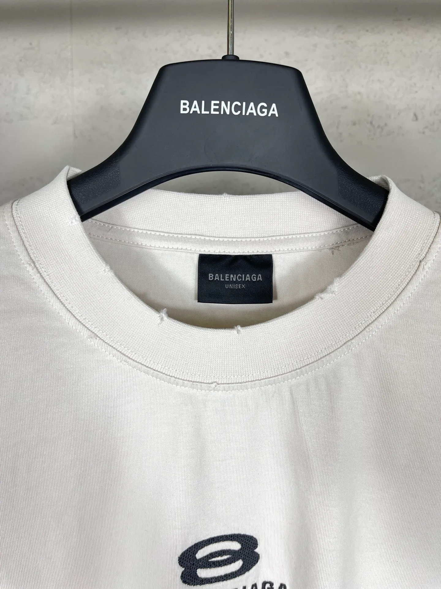 🅿️180 real photos [Top version. Official website quality] BALENCI*GA/Paris BALENCI*GA# New model, double-ring LOGO classic embroidery, water-worn and damaged old short-sleeved T-shirt. Brick cabinet synchronization. The old and worn ZP is the same, welcome to compare. The fabric is made of Paris ZP custom-woven and dyed 100% cotton double-yarn compact cotton. The weight is 260 grams. The cloth surface is clean. The cloth pattern is clear. Soft and comfortable. Good color fastness. Not easy to change color. The threads are woven and dyed with no color difference. The embroidery uses a Tajima embroidery machine, the letters are three-dimensional, and the ready-made garments are washed, worn and worn, and are extremely heavy-duty. Jubie market makes goods based on pictures. Comparisons welcome. Restore the brick cabinet. The version adopts the OS loose shoulder version. Same style for men and women. Code: BL223331 Color: Black. Mi Xing Size: XS to L