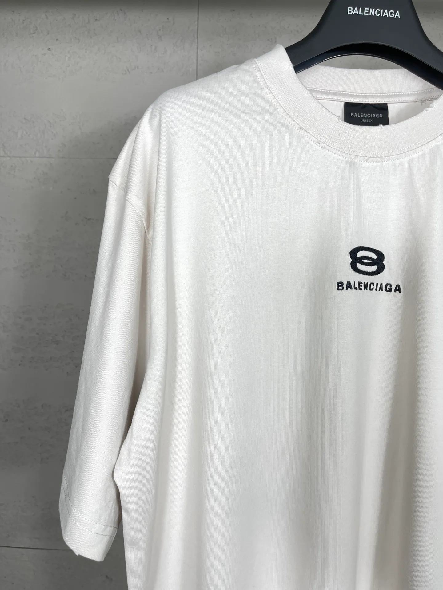 🅿️180 real photos [Top version. Official website quality] BALENCI*GA/Paris BALENCI*GA# New model, double-ring LOGO classic embroidery, water-worn and damaged old short-sleeved T-shirt. Brick cabinet synchronization. The old and worn ZP is the same, welcome to compare. The fabric is made of Paris ZP custom-woven and dyed 100% cotton double-yarn compact cotton. The weight is 260 grams. The cloth surface is clean. The cloth pattern is clear. Soft and comfortable. Good color fastness. Not easy to change color. The threads are woven and dyed with no color difference. The embroidery uses a Tajima embroidery machine, the letters are three-dimensional, and the ready-made garments are washed, worn and worn, and are extremely heavy-duty. Jubie market makes goods based on pictures. Comparisons welcome. Restore the brick cabinet. The version adopts the OS loose shoulder version. Same style for men and women. Code: BL223331 Color: Black. Mi Xing Size: XS to L