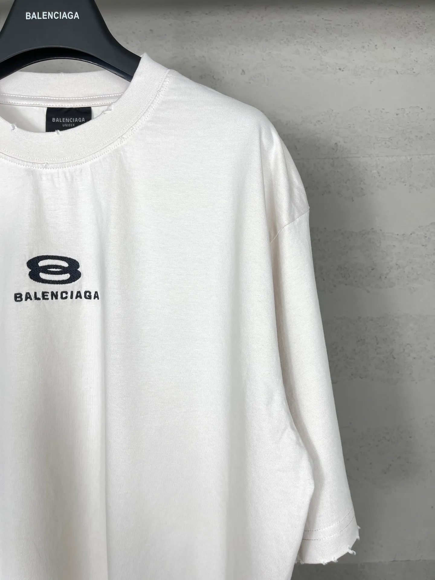 🅿️180 real photos [Top version. Official website quality] BALENCI*GA/Paris BALENCI*GA# New model, double-ring LOGO classic embroidery, water-worn and damaged old short-sleeved T-shirt. Brick cabinet synchronization. The old and worn ZP is the same, welcome to compare. The fabric is made of Paris ZP custom-woven and dyed 100% cotton double-yarn compact cotton. The weight is 260 grams. The cloth surface is clean. The cloth pattern is clear. Soft and comfortable. Good color fastness. Not easy to change color. The threads are woven and dyed with no color difference. The embroidery uses a Tajima embroidery machine, the letters are three-dimensional, and the ready-made garments are washed, worn and worn, and are extremely heavy-duty. Jubie market makes goods based on pictures. Comparisons welcome. Restore the brick cabinet. The version adopts the OS loose shoulder version. Same style for men and women. Code: BL223331 Color: Black. Mi Xing Size: XS to L