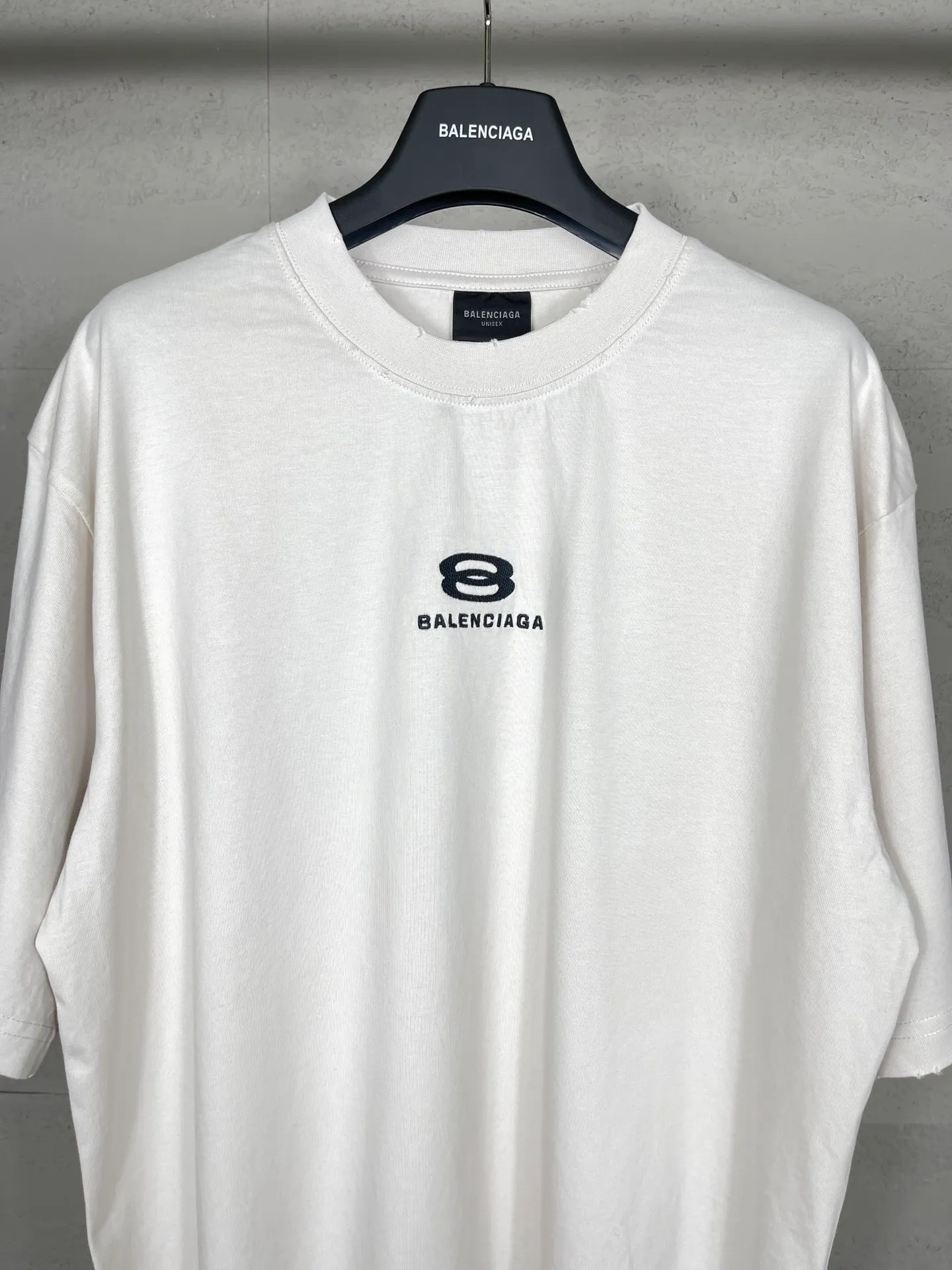 🅿️180 real photos [Top version. Official website quality] BALENCI*GA/Paris BALENCI*GA# New model, double-ring LOGO classic embroidery, water-worn and damaged old short-sleeved T-shirt. Brick cabinet synchronization. The old and worn ZP is the same, welcome to compare. The fabric is made of Paris ZP custom-woven and dyed 100% cotton double-yarn compact cotton. The weight is 260 grams. The cloth surface is clean. The cloth pattern is clear. Soft and comfortable. Good color fastness. Not easy to change color. The threads are woven and dyed with no color difference. The embroidery uses a Tajima embroidery machine, the letters are three-dimensional, and the ready-made garments are washed, worn and worn, and are extremely heavy-duty. Jubie market makes goods based on pictures. Comparisons welcome. Restore the brick cabinet. The version adopts the OS loose shoulder version. Same style for men and women. Code: BL223331 Color: Black. Mi Xing Size: XS to L