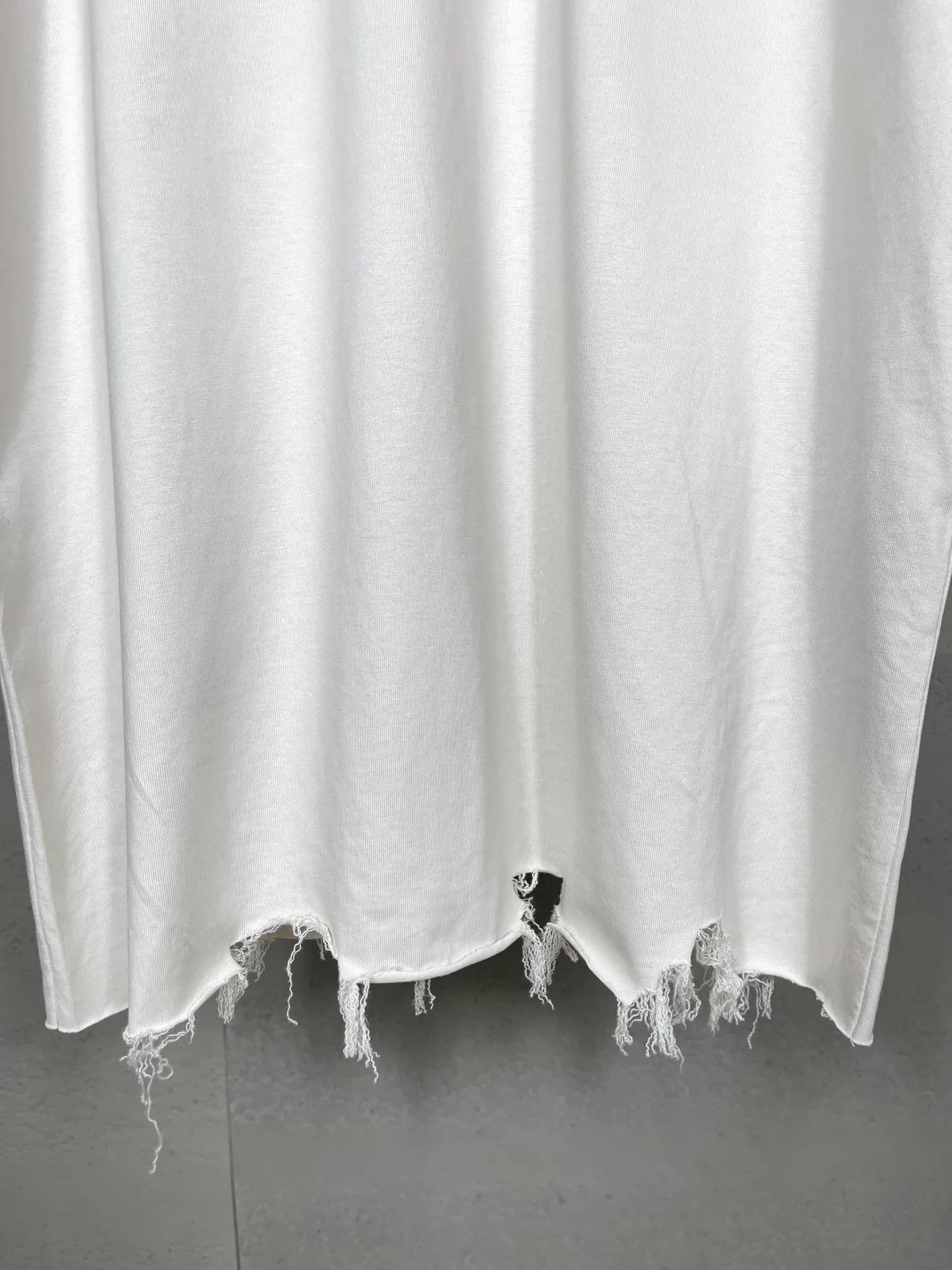 🅿️180 real photos [Top version. Official website quality] BALENCI*GA/Paris BALENCI*GA# New model, double-ring LOGO classic embroidery, water-worn and damaged old short-sleeved T-shirt. Brick cabinet synchronization. The old and worn ZP is the same, welcome to compare. The fabric is made of Paris ZP custom-woven and dyed 100% cotton double-yarn compact cotton. The weight is 260 grams. The cloth surface is clean. The cloth pattern is clear. Soft and comfortable. Good color fastness. Not easy to change color. The threads are woven and dyed with no color difference. The embroidery uses a Tajima embroidery machine, the letters are three-dimensional, and the ready-made garments are washed, worn and worn, and are extremely heavy-duty. Jubie market makes goods based on pictures. Comparisons welcome. Restore the brick cabinet. The version adopts the OS loose shoulder version. Same style for men and women. Code: BL223331 Color: Black. Mi Xing Size: XS to L