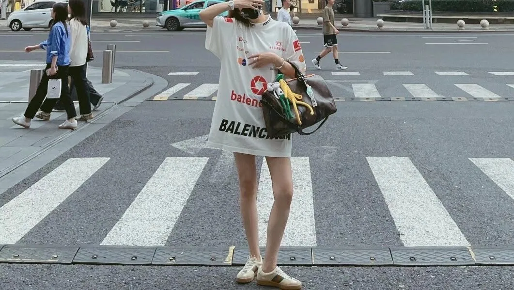 🎀Hot model pictures🎀Top tested version Balenciaga new BLCG Balenciaga 2023 latest LOGO collection embroidery couple star same style short-sleeved T-shirt ⚠️Original purchase 8,900, fine cotton plain fabric, rib embroidery technology, high elastic glue printing, hole distressed effect, loose outline version, full set of accessories #worsted breathable cotton fabric Made of specific heavyweight 32S cotton jersey fabric, 230 grams in weight; with 32s+70D drawbar thread, 300g: 95/cotton*5% spandex double yarn rib. The worsted cotton material is light, thin and breathable, with a strong cotton feel on the hand and strong breathability and moisture absorption; the threads are woven into combed cotton fabric using a blending process, making the fabric very soft to the touch. The worsted cotton material is light and breathable, has a strong cotton feel on the hand, is breathable and hygroscopic; it is not easy to wrinkle and does not require special care. 32-needle high-end textile imported from the rib, 70D ultra-fine elastic stitching, nearly non-feeling stitching, comfortable and fit the body shape.  #Threads are decorated with classic brand letter embroidery. The hollow letter embroidery is very fine and dense, the hollow lines are clear and the embroidery surface has a strong three-dimensional effect. The linen material embroidery thread is combined with encrypted processing, and the embroidery body has a subtle matte visual texture.  #High-elastic glue printing process Full-width trademark printing pattern, multi-color paste treatment. Elastic glue printing uses a highly elastic adhesive. The film has good elasticity and a soft hand feel. In order to ensure that the outline of the printed pattern is clear, white paste is printed on the edge of the pattern. On the one hand, it can enhance the three-dimensional effect of the pattern. On the other hand, it can also fix the organizational structure of the fabric so that the warp and weft yarns of the fabric are not loose and have a certain tensile strength and tearing strength.  #Unique hole-in-the-dark effect. The heavy-duty pure cotton material is used in some parts and is deliberately treated to have the effect of wear and tear. The damaged distressing treatment greatly increases the interest of the clothing. While adding to the layering of the clothing, the artistic flavor of the clothing is also vividly displayed.  Classic loose H drop shoulder style, smooth ribbed round neck, inner back collar strip to prevent deformation, internal seams with elastic inserts to prevent shoulder seams from deforming after multiple washes; cuffs and hem are edged with specially machined double topstitching.  Size: XS-L Color: White P:310
