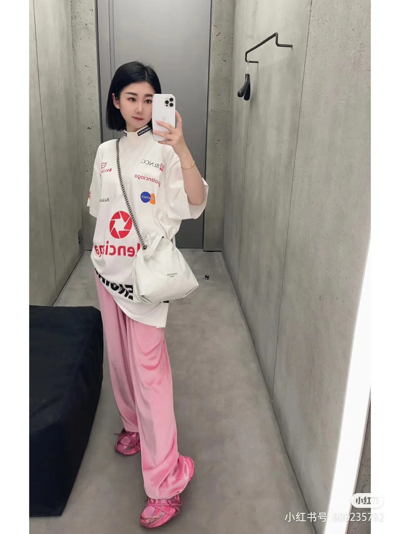 🎀Hot model pictures🎀Top tested version Balenciaga new BLCG Balenciaga 2023 latest LOGO collection embroidery couple star same style short-sleeved T-shirt ⚠️Original purchase 8,900, fine cotton plain fabric, rib embroidery technology, high elastic glue printing, hole distressed effect, loose outline version, full set of accessories #worsted breathable cotton fabric Made of specific heavyweight 32S cotton jersey fabric, 230 grams in weight; with 32s+70D drawbar thread, 300g: 95/cotton*5% spandex double yarn rib. The worsted cotton material is light, thin and breathable, with a strong cotton feel on the hand and strong breathability and moisture absorption; the threads are woven into combed cotton fabric using a blending process, making the fabric very soft to the touch. The worsted cotton material is light and breathable, has a strong cotton feel on the hand, is breathable and hygroscopic; it is not easy to wrinkle and does not require special care. 32-needle high-end textile imported from the rib, 70D ultra-fine elastic stitching, nearly non-feeling stitching, comfortable and fit the body shape.  #Threads are decorated with classic brand letter embroidery. The hollow letter embroidery is very fine and dense, the hollow lines are clear and the embroidery surface has a strong three-dimensional effect. The linen material embroidery thread is combined with encrypted processing, and the embroidery body has a subtle matte visual texture.  #High-elastic glue printing process Full-width trademark printing pattern, multi-color paste treatment. Elastic glue printing uses a highly elastic adhesive. The film has good elasticity and a soft hand feel. In order to ensure that the outline of the printed pattern is clear, white paste is printed on the edge of the pattern. On the one hand, it can enhance the three-dimensional effect of the pattern. On the other hand, it can also fix the organizational structure of the fabric so that the warp and weft yarns of the fabric are not loose and have a certain tensile strength and tearing strength.  #Unique hole-in-the-dark effect. The heavy-duty pure cotton material is used in some parts and is deliberately treated to have the effect of wear and tear. The damaged distressing treatment greatly increases the interest of the clothing. While adding to the layering of the clothing, the artistic flavor of the clothing is also vividly displayed.  Classic loose H drop shoulder style, smooth ribbed round neck, inner back collar strip to prevent deformation, internal seams with elastic inserts to prevent shoulder seams from deforming after multiple washes; cuffs and hem are edged with specially machined double topstitching.  Size: XS-L Color: White P:310