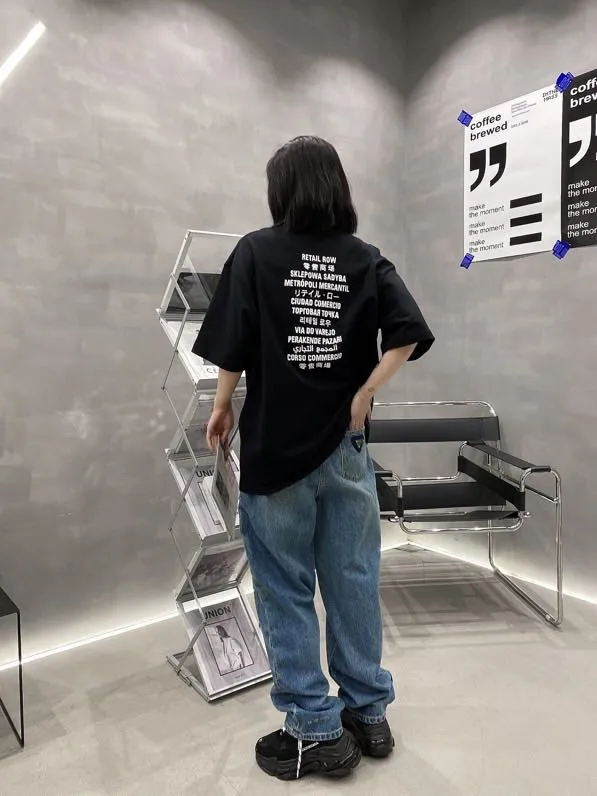 ♻️💯Reference model picture for the upper body❤️The top tested version of BALENCIAGA FORTNITE 10000 needle embroidery for men and women, the same style pure cotton loose short-sleeved T-shirt. The printing on the front and back are all made of 3S cherry blossom thread, and the machine uses Tajima embroidery machine imported from Japan. You can see the accuracy of the embroidery. There are no connecting lines between each letter, and the mold is arranged separately. Each letter/word is a printing group. The thread is cut after being embroidered, and there is absolutely no connecting line to embroider the next group. Therefore, the overall printing is refreshing and clear. The cost is huge, and the front and back printing takes an average of 10 minutes per set. One machine can produce 6 pieces per hour. The fabric is made of 24S 260g double yarn cotton fabric, which is full of drape and has good sweat absorption and breathability. Color: black, red Size: XS-L P:280