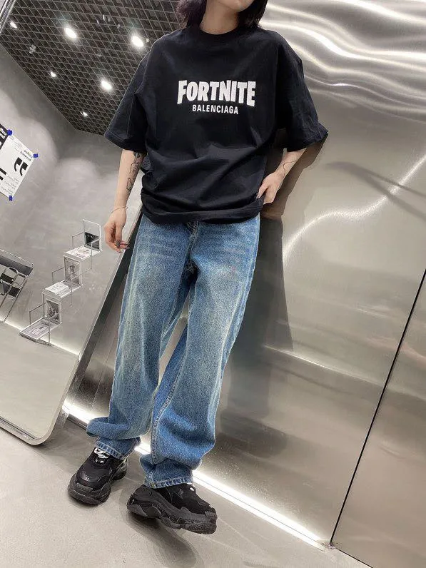 ♻️💯Reference model picture for the upper body❤️The top tested version of BALENCIAGA FORTNITE 10000 needle embroidery for men and women, the same style pure cotton loose short-sleeved T-shirt. The printing on the front and back are all made of 3S cherry blossom thread, and the machine uses Tajima embroidery machine imported from Japan. You can see the accuracy of the embroidery. There are no connecting lines between each letter, and the mold is arranged separately. Each letter/word is a printing group. The thread is cut after being embroidered, and there is absolutely no connecting line to embroider the next group. Therefore, the overall printing is refreshing and clear. The cost is huge, and the front and back printing takes an average of 10 minutes per set. One machine can produce 6 pieces per hour. The fabric is made of 24S 260g double yarn cotton fabric, which is full of drape and has good sweat absorption and breathability. Color: black, red Size: XS-L P:280