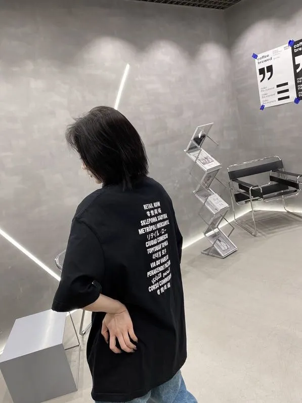 ♻️💯Reference model picture for the upper body❤️The top tested version of BALENCIAGA FORTNITE 10000 needle embroidery for men and women, the same style pure cotton loose short-sleeved T-shirt. The printing on the front and back are all made of 3S cherry blossom thread, and the machine uses Tajima embroidery machine imported from Japan. You can see the accuracy of the embroidery. There are no connecting lines between each letter, and the mold is arranged separately. Each letter/word is a printing group. The thread is cut after being embroidered, and there is absolutely no connecting line to embroider the next group. Therefore, the overall printing is refreshing and clear. The cost is huge, and the front and back printing takes an average of 10 minutes per set. One machine can produce 6 pieces per hour. The fabric is made of 24S 260g double yarn cotton fabric, which is full of drape and has good sweat absorption and breathability. Color: black, red Size: XS-L P:280