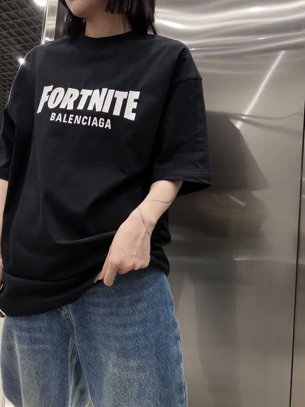 ♻️💯Reference model picture for the upper body❤️The top tested version of BALENCIAGA FORTNITE 10000 needle embroidery for men and women, the same style pure cotton loose short-sleeved T-shirt. The printing on the front and back are all made of 3S cherry blossom thread, and the machine uses Tajima embroidery machine imported from Japan. You can see the accuracy of the embroidery. There are no connecting lines between each letter, and the mold is arranged separately. Each letter/word is a printing group. The thread is cut after being embroidered, and there is absolutely no connecting line to embroider the next group. Therefore, the overall printing is refreshing and clear. The cost is huge, and the front and back printing takes an average of 10 minutes per set. One machine can produce 6 pieces per hour. The fabric is made of 24S 260g double yarn cotton fabric, which is full of drape and has good sweat absorption and breathability. Color: black, red Size: XS-L P:280