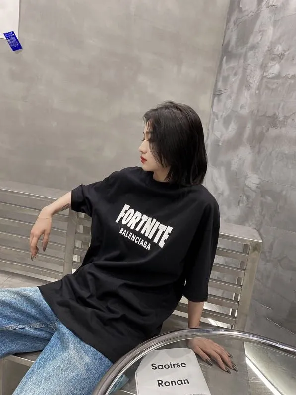 ♻️💯Reference model picture for the upper body❤️The top tested version of BALENCIAGA FORTNITE 10000 needle embroidery for men and women, the same style pure cotton loose short-sleeved T-shirt. The printing on the front and back are all made of 3S cherry blossom thread, and the machine uses Tajima embroidery machine imported from Japan. You can see the accuracy of the embroidery. There are no connecting lines between each letter, and the mold is arranged separately. Each letter/word is a printing group. The thread is cut after being embroidered, and there is absolutely no connecting line to embroider the next group. Therefore, the overall printing is refreshing and clear. The cost is huge, and the front and back printing takes an average of 10 minutes per set. One machine can produce 6 pieces per hour. The fabric is made of 24S 260g double yarn cotton fabric, which is full of drape and has good sweat absorption and breathability. Color: black, red Size: XS-L P:280